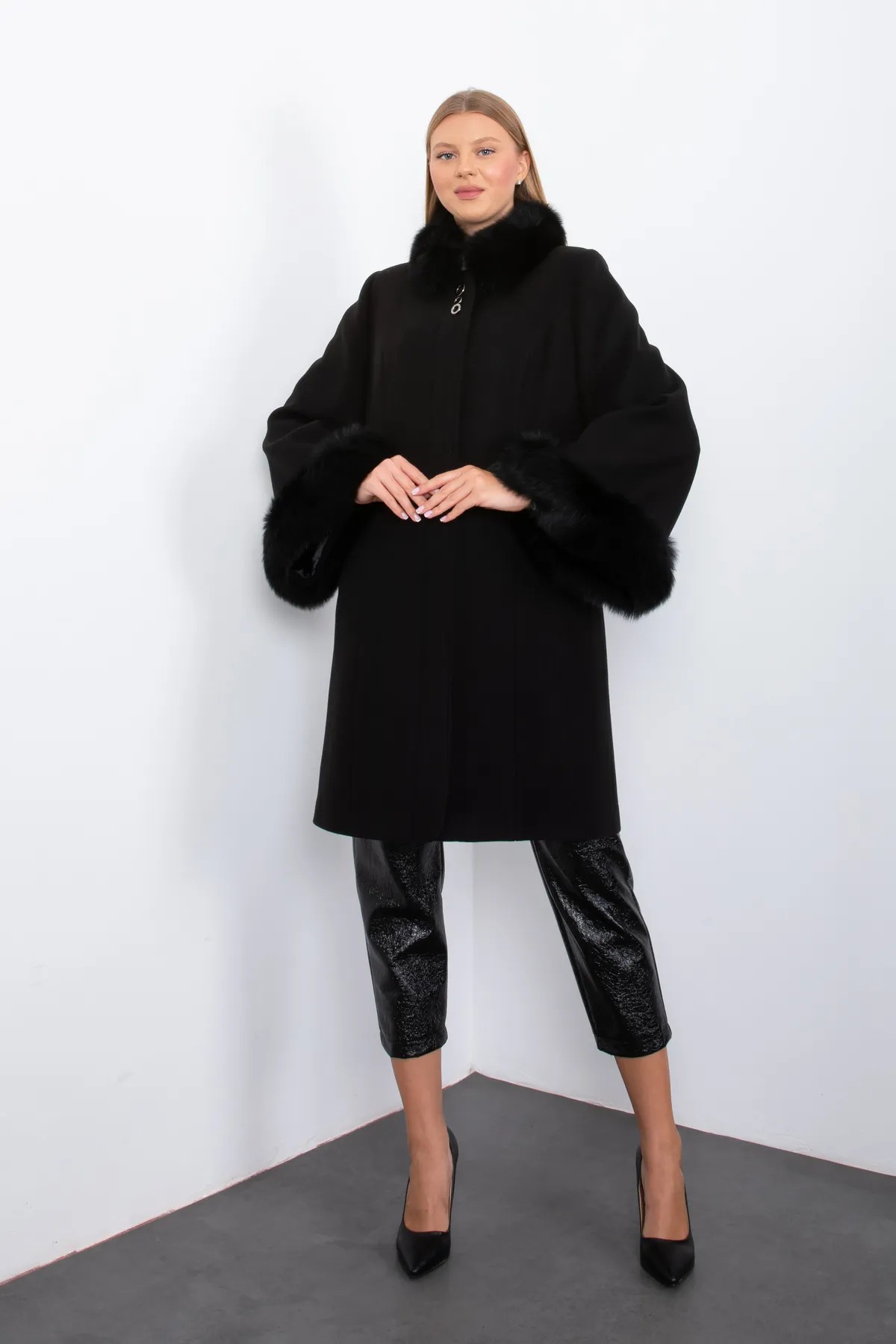 BLACK STAMP FUR COLLAR AND FUR SLEEVES COAT