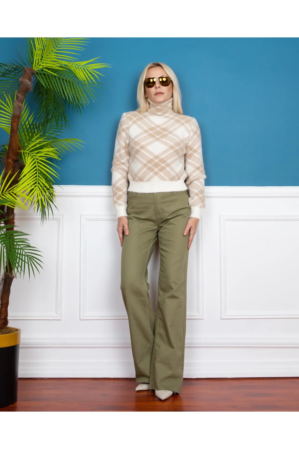 BEIGE WHITE TURTLENKLE COLLAR WITH ELASTIC WAIST CHECK PATTERNED SWEATER