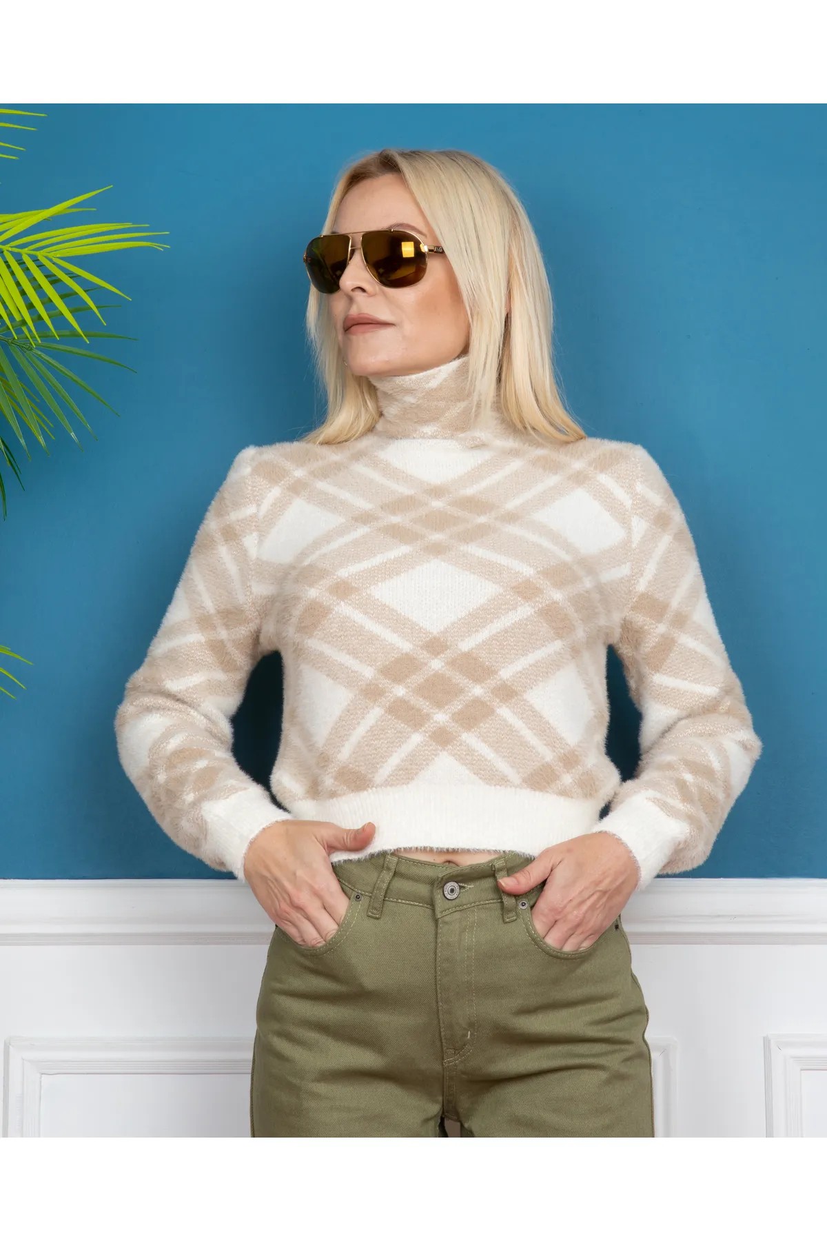 BEIGE WHITE TURTLENKLE COLLAR WITH ELASTIC WAIST CHECK PATTERNED SWEATER