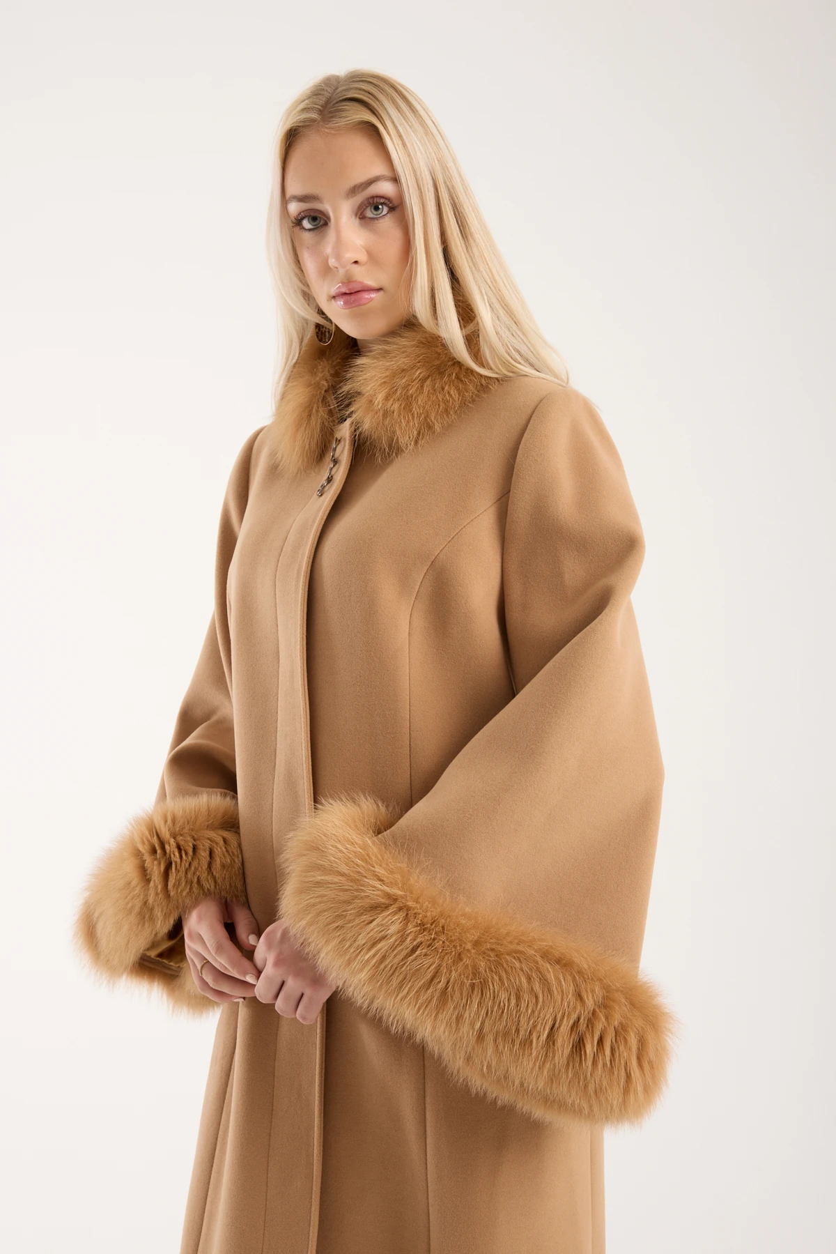 TABA YAKASI VE KOLU KÜRKLÜ KAŞE  KABAN