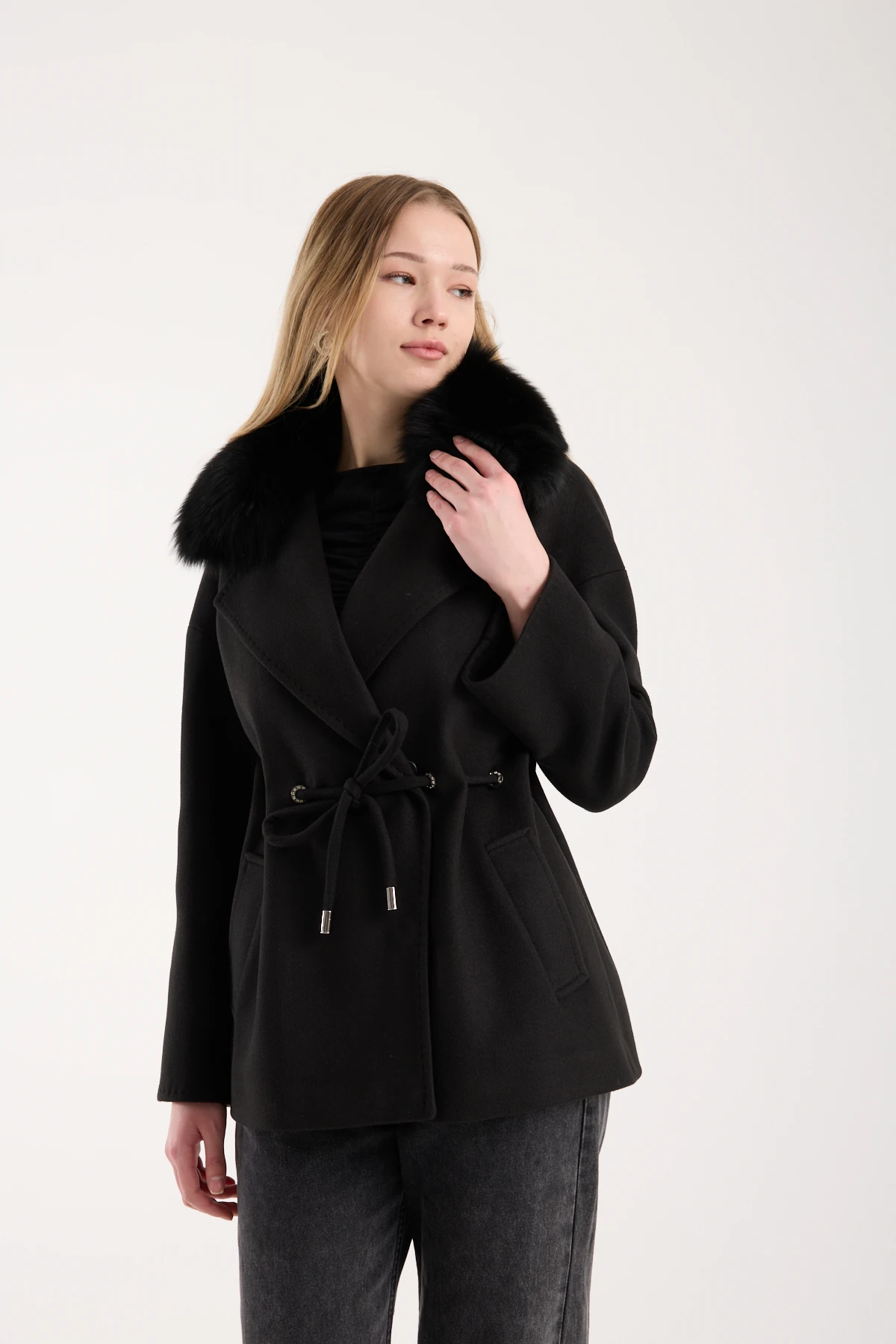 SİYAH KÜRKLÜ TAŞ DETAYLI KISA MONT