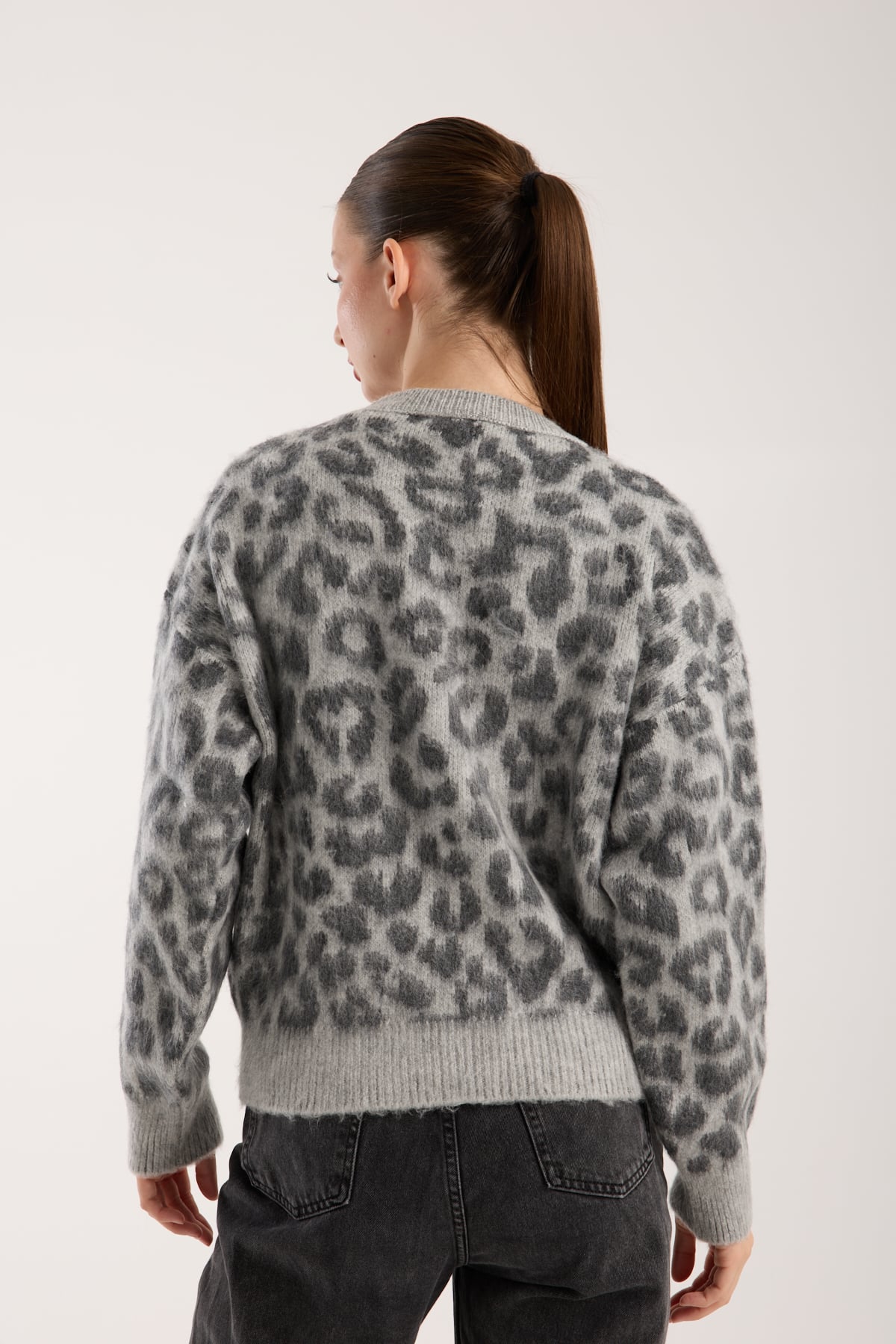 GRİ LEOPAR DESENLİ KAZAK BİSİKLET YAKA 
