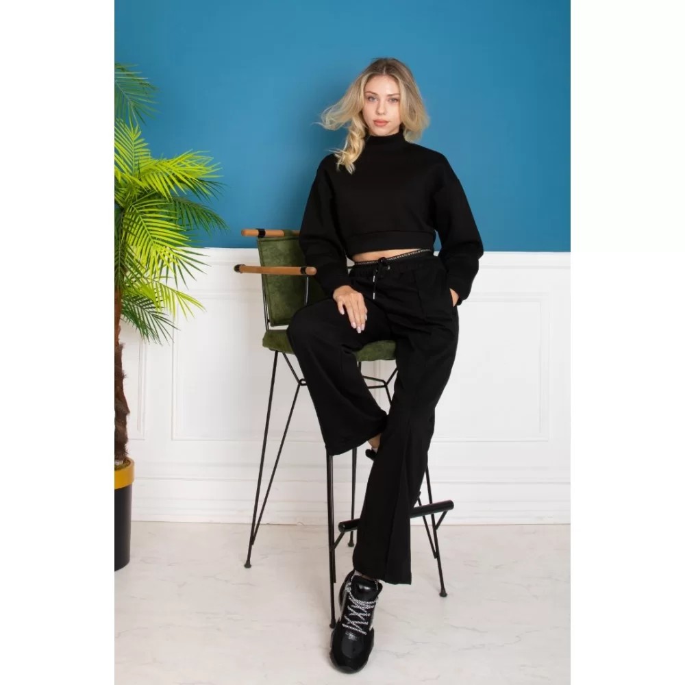 BLACK TRACKSUIT SET WITH CROPPED TOP AND PIPE LEG AT THE BOTTOM