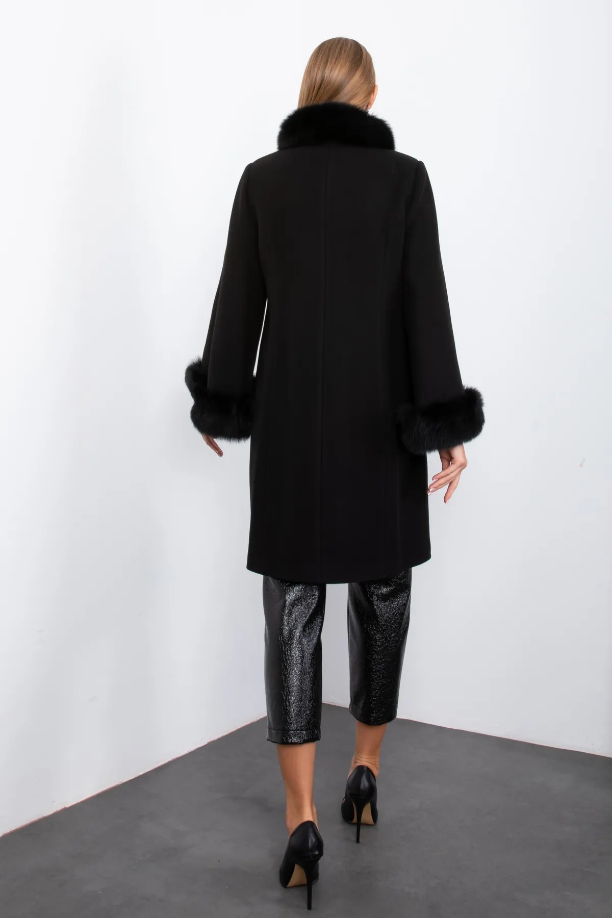 BLACK STAMP FUR COLLAR AND FUR SLEEVES COAT