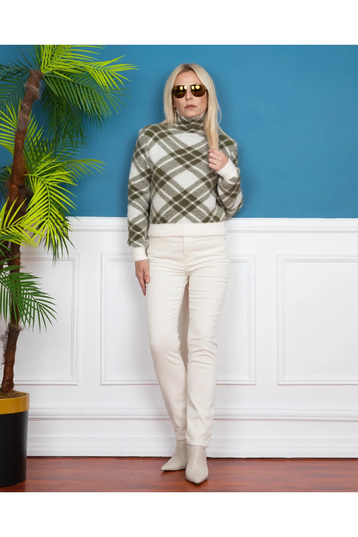 KHAKI WHITE TURTLENKLE COLLAR WITH ELASTIC WAIST CHECK PATTERNED SWEATER