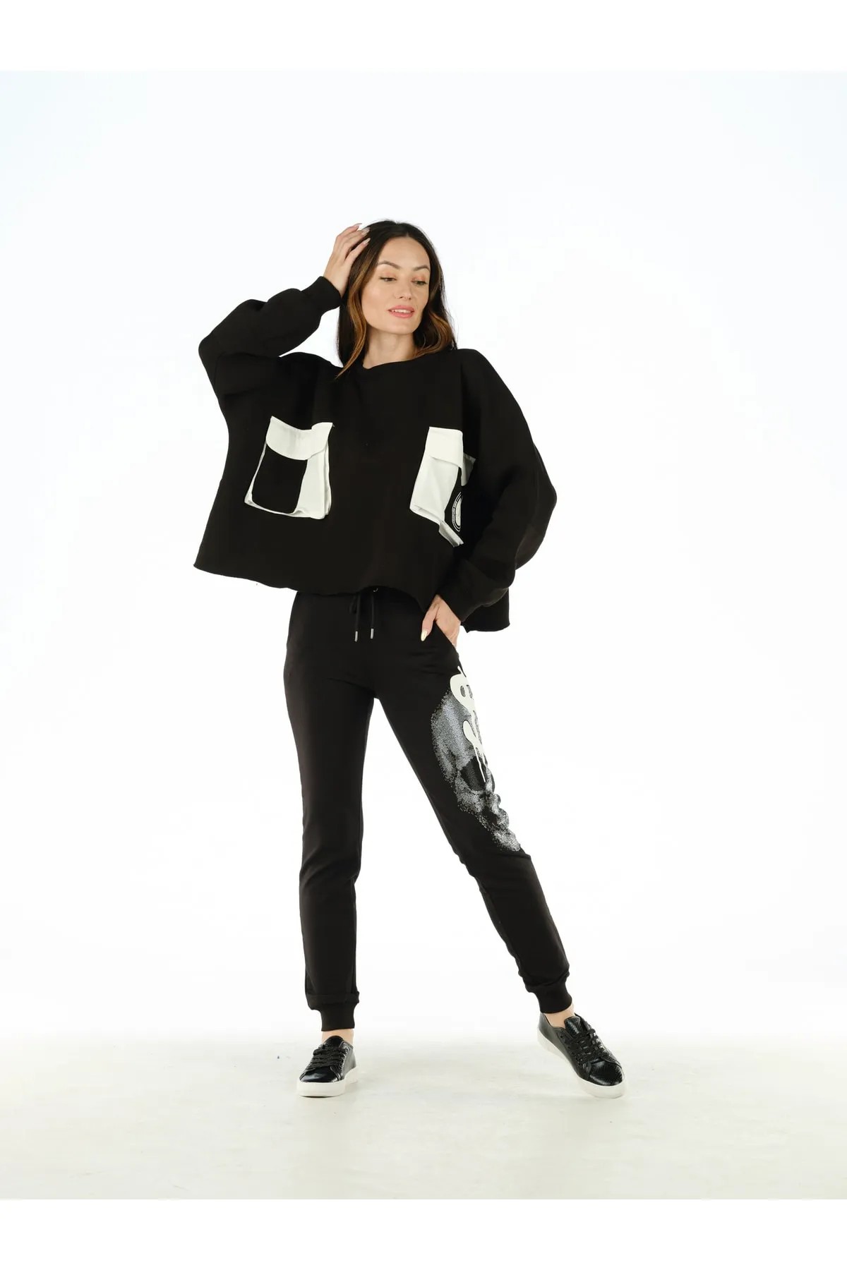 BLACK AND WHITE SWEATSHIRT WITH POCKETS AND FLEECE INSIDE
