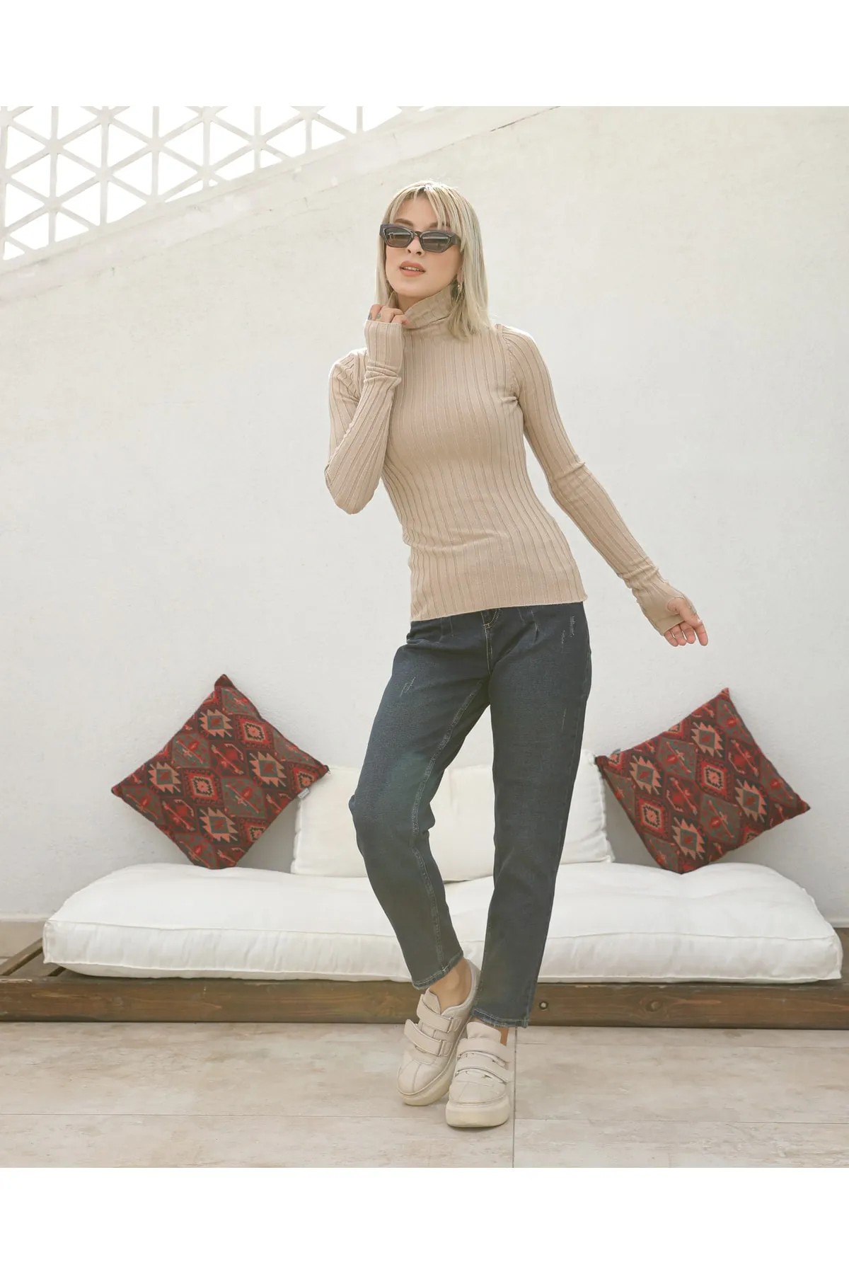 BEIGE COLOR TURTROOP KNITWEAR WITH FINGER CLOCKS