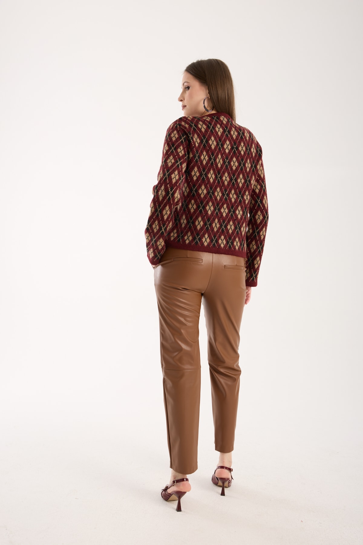 BORDO RENKLİ BEJ DESENLİ HIRKA YANDAN CEPLİ 