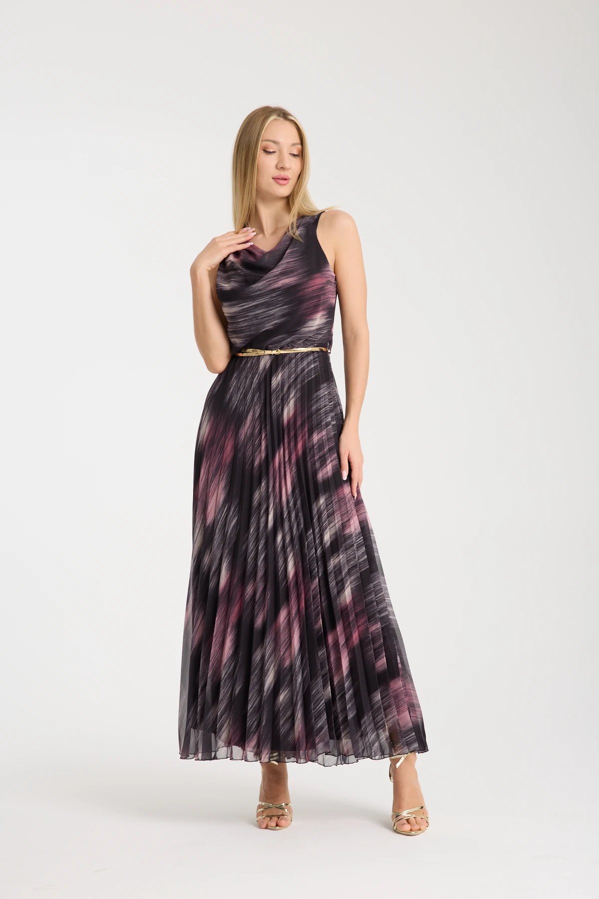 SİYAH ÜZERİ MOR VE PEMBE DESENLİ PLİSE ELBİSE