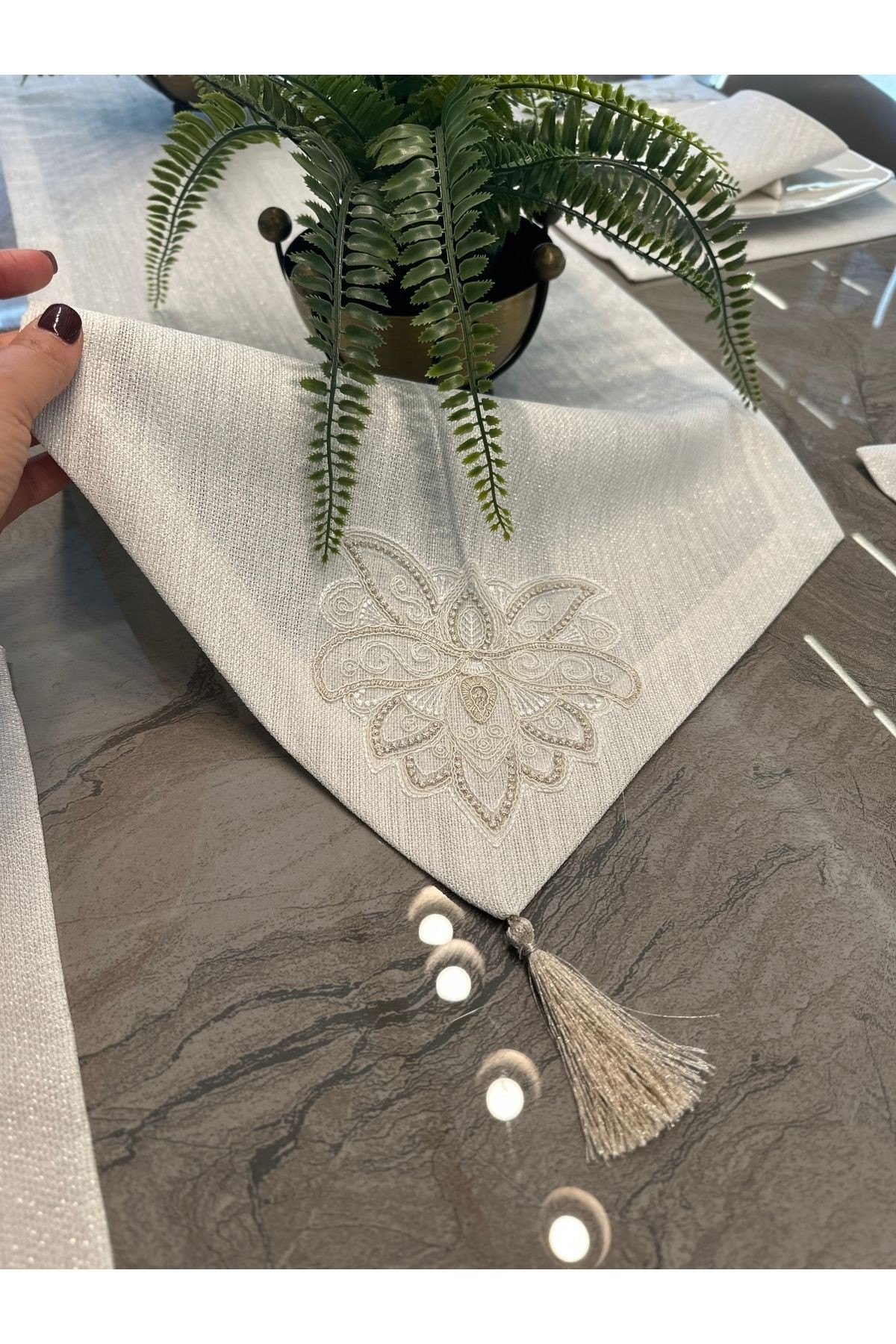 7 Parça Linen Fransız Dantelli Köşe Püsküllü Gold Simli Ekru Amerikan Servis Ve Runner Set
