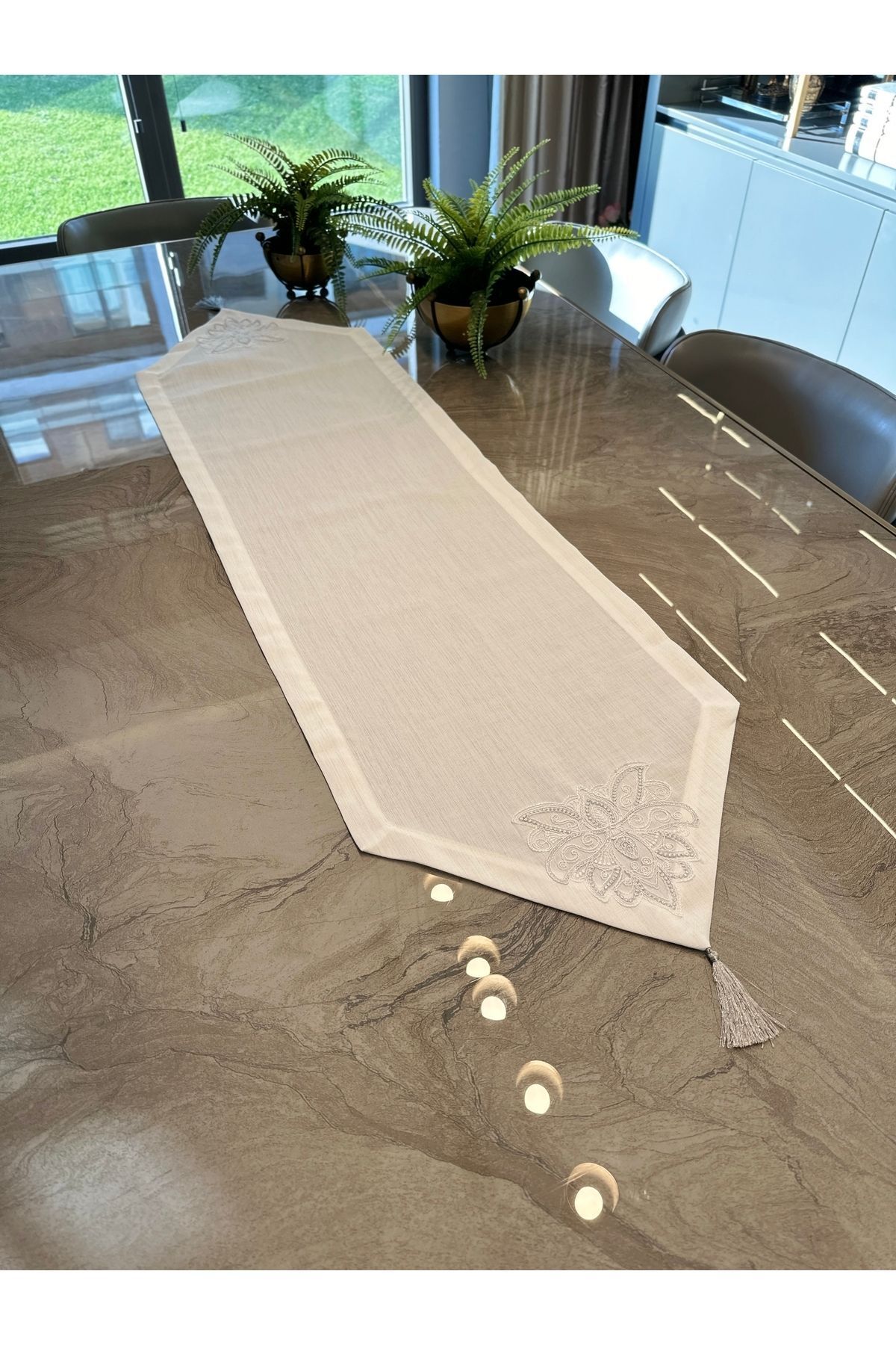 Fransız Dantelli Köşe Püsküllü Simli Runner