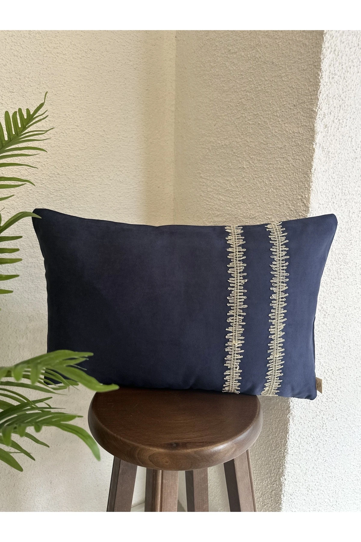 Gold Detaylı Lacivert Salon Kırlent Kılıfı