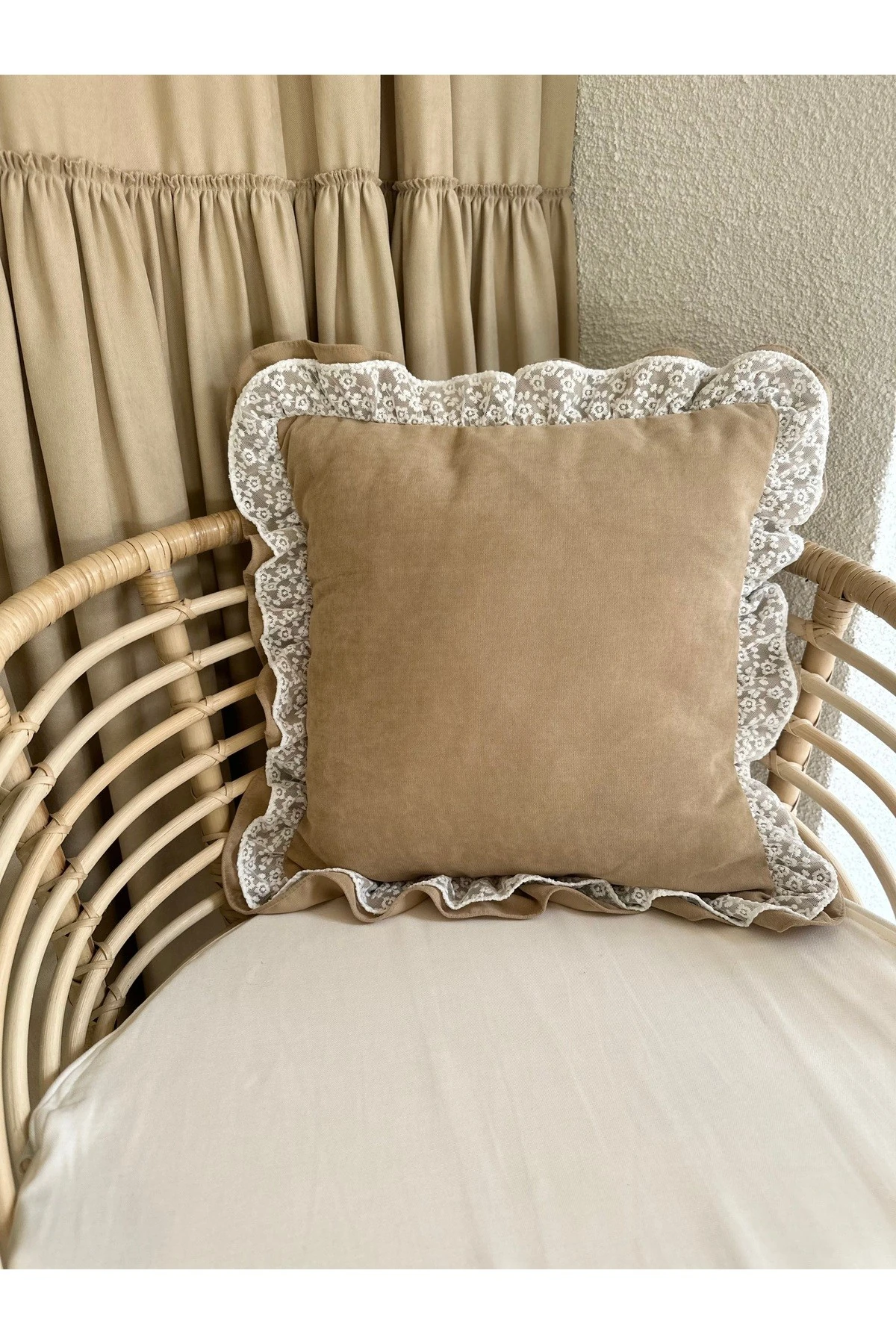 Dantel Detaylı Sütlü Kahve Fırfırlı Kırlent Kılıfı