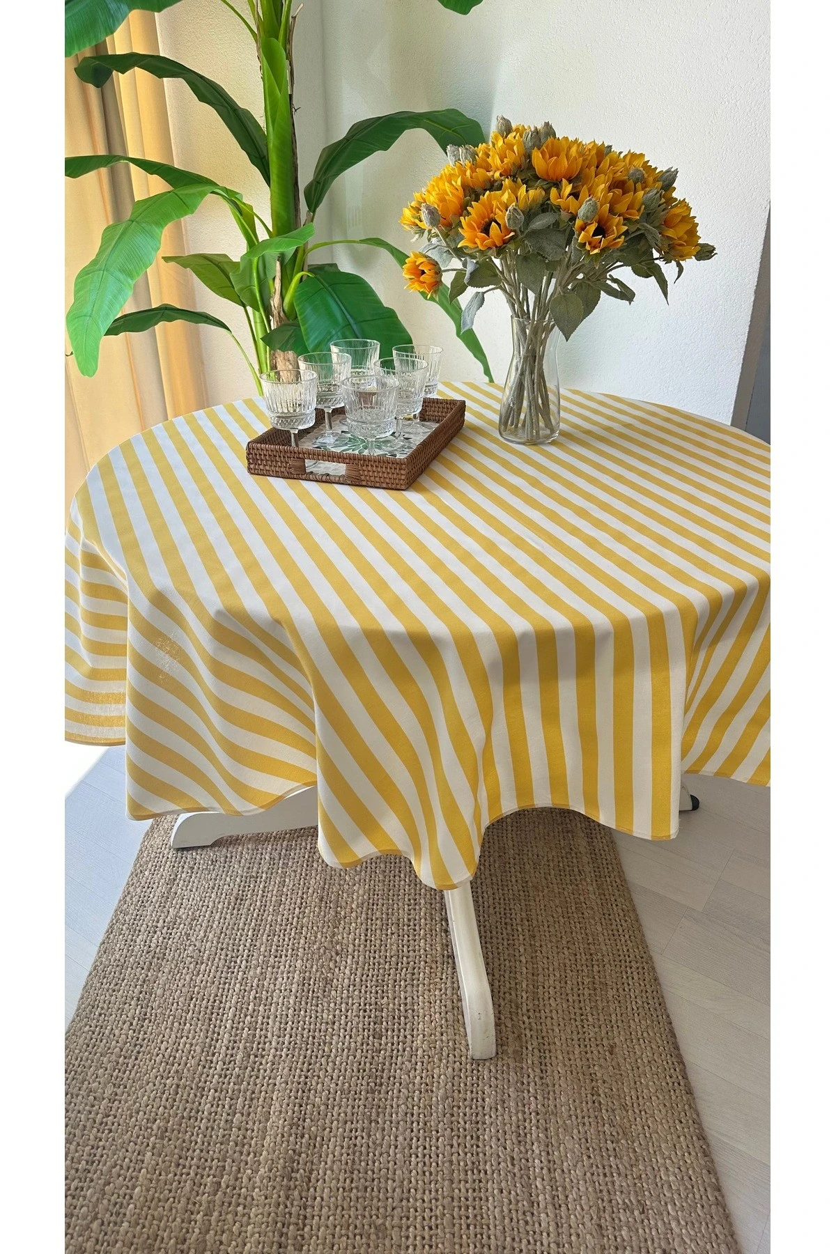Dertsiz Leke Tutmaz Sarı Çizgili Yuvarlak Masa Örtüsü