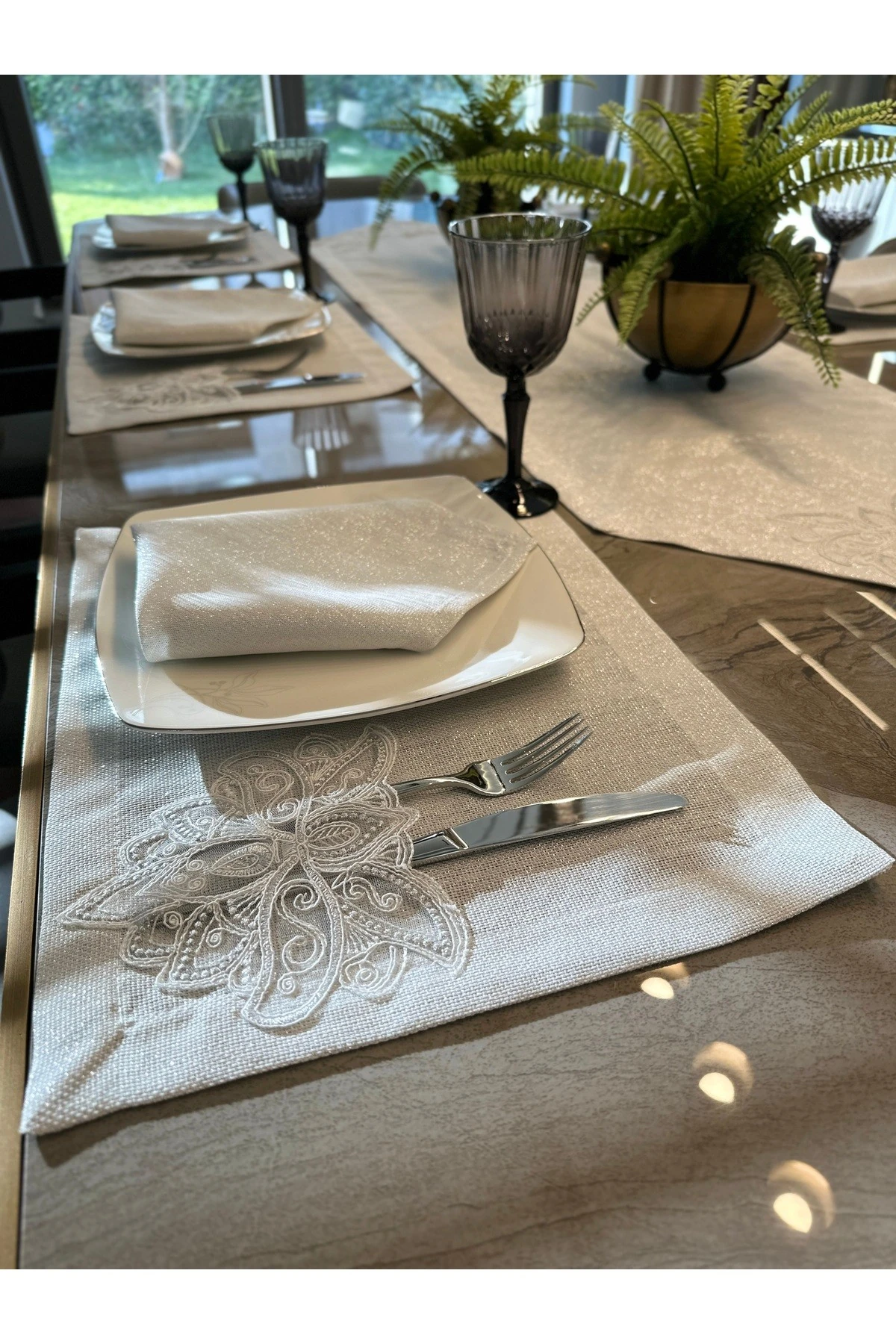 17 Parça 8 KİŞİLİK Fransız Dantelli Köşe Püsküllü Simli Amerikan Servis Runner Peçete Set