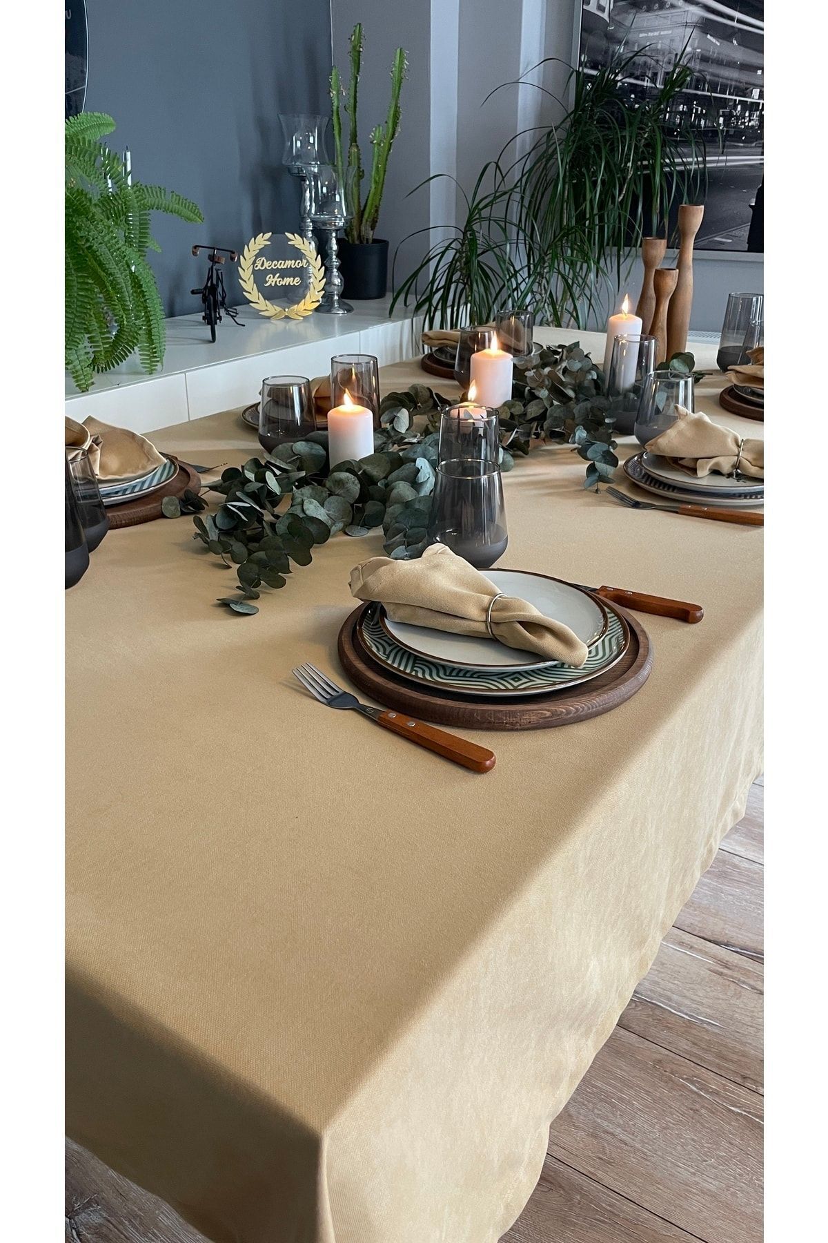Kadife Dokulu Dertsiz Koyu Bej Bal Köpüğü Masa Örtüsü