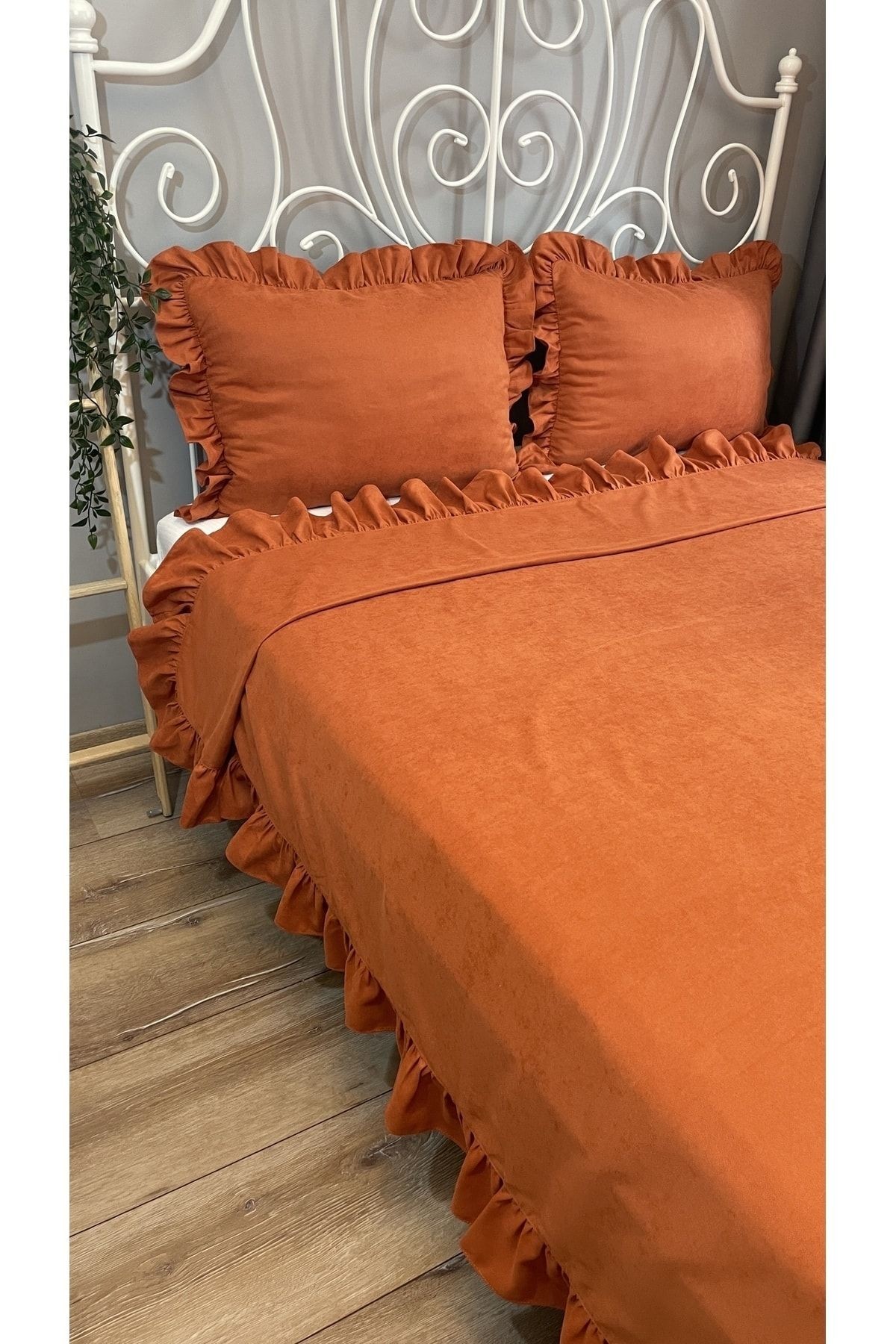 Kiremit Rengi Fırfırlı Yatak Örtüsü Set Çift Kişilik