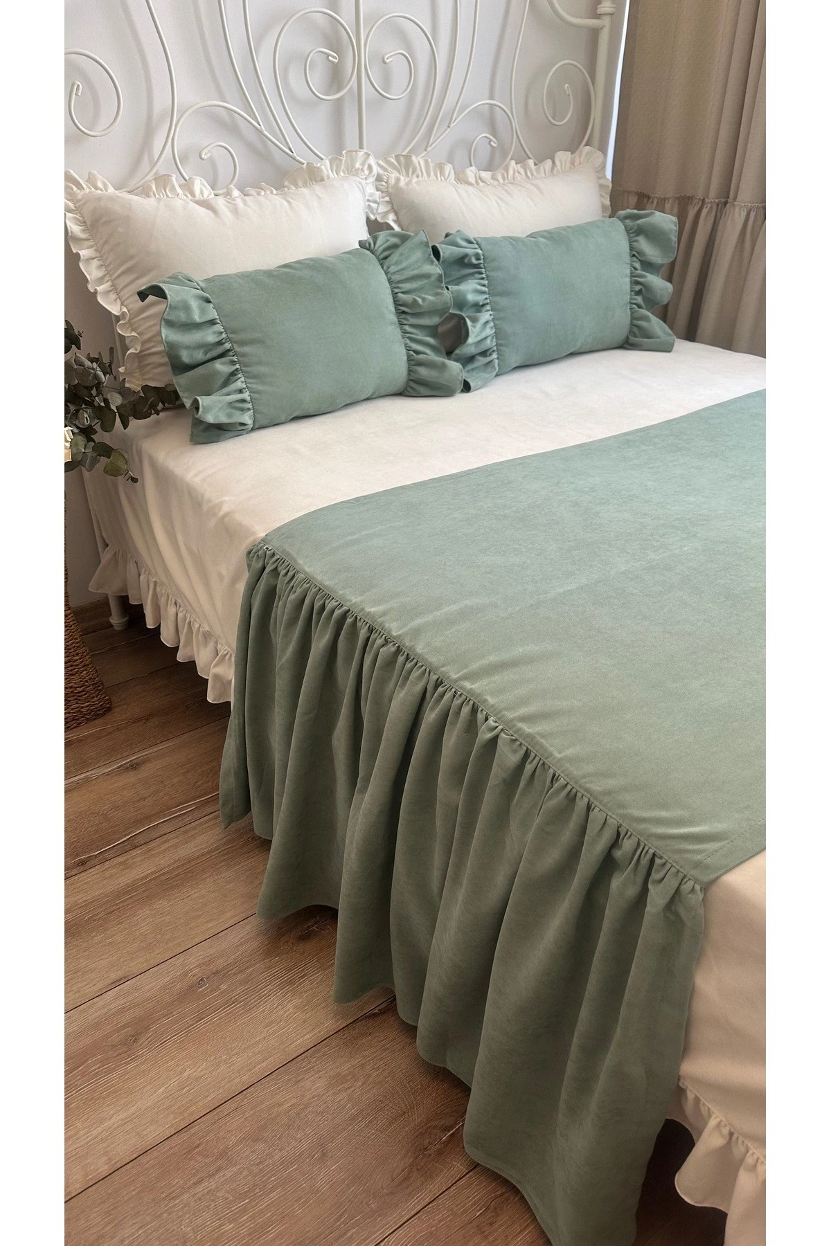 Adaçayı Yeşili Fırfırlı Yatak Runner ve İç Dolgulu Kırlent Seti Çift Kişilik 3 Parça