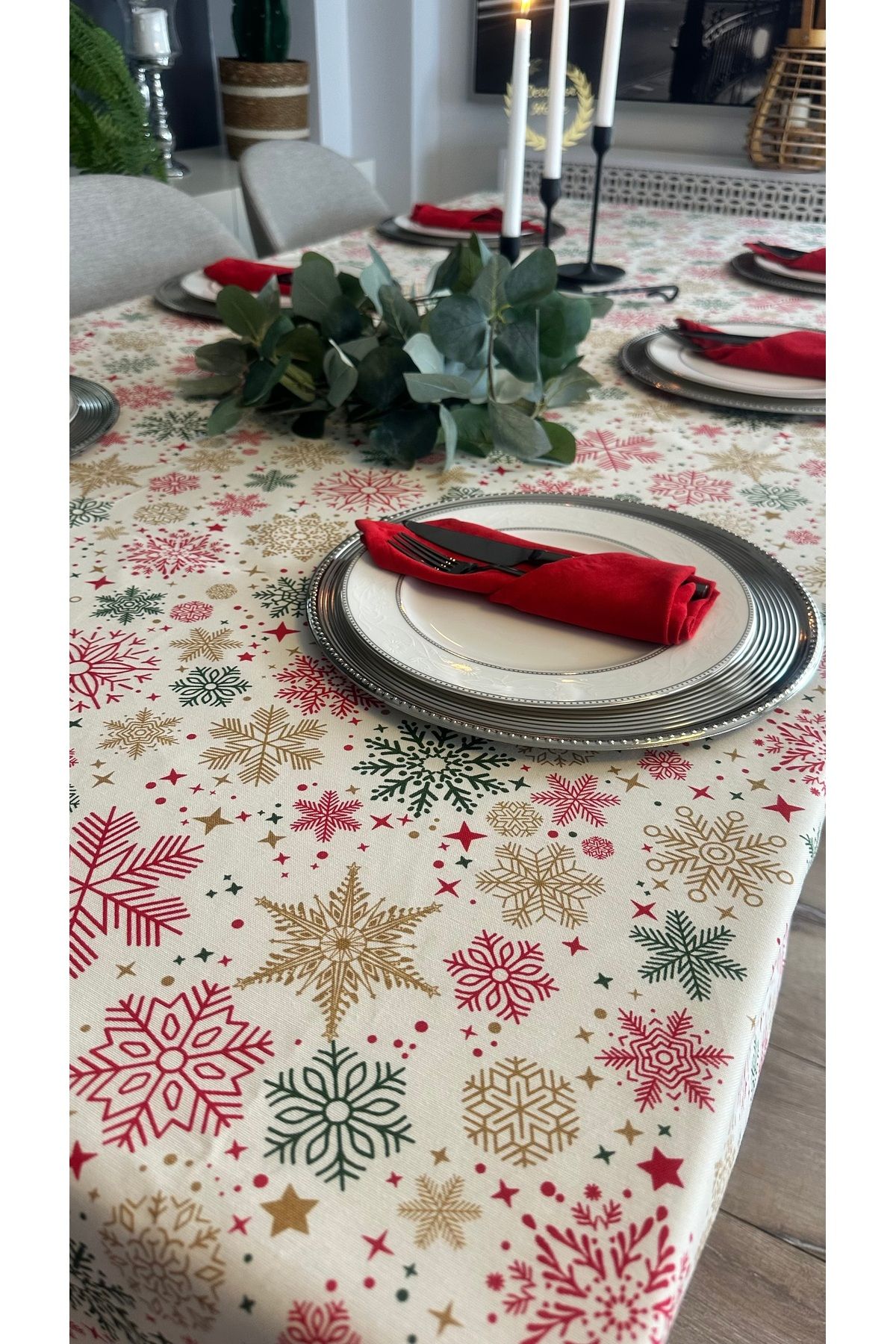 Kar Tanesi Desenli Leke Tutmaz Sıvı Geçirmez Yılbaşı Masa Örtüsü