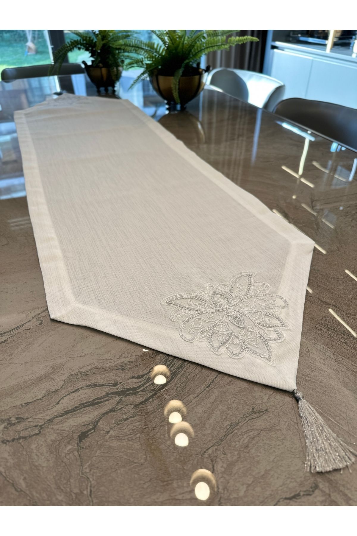 Fransız Dantelli Köşe Püsküllü Simli Runner