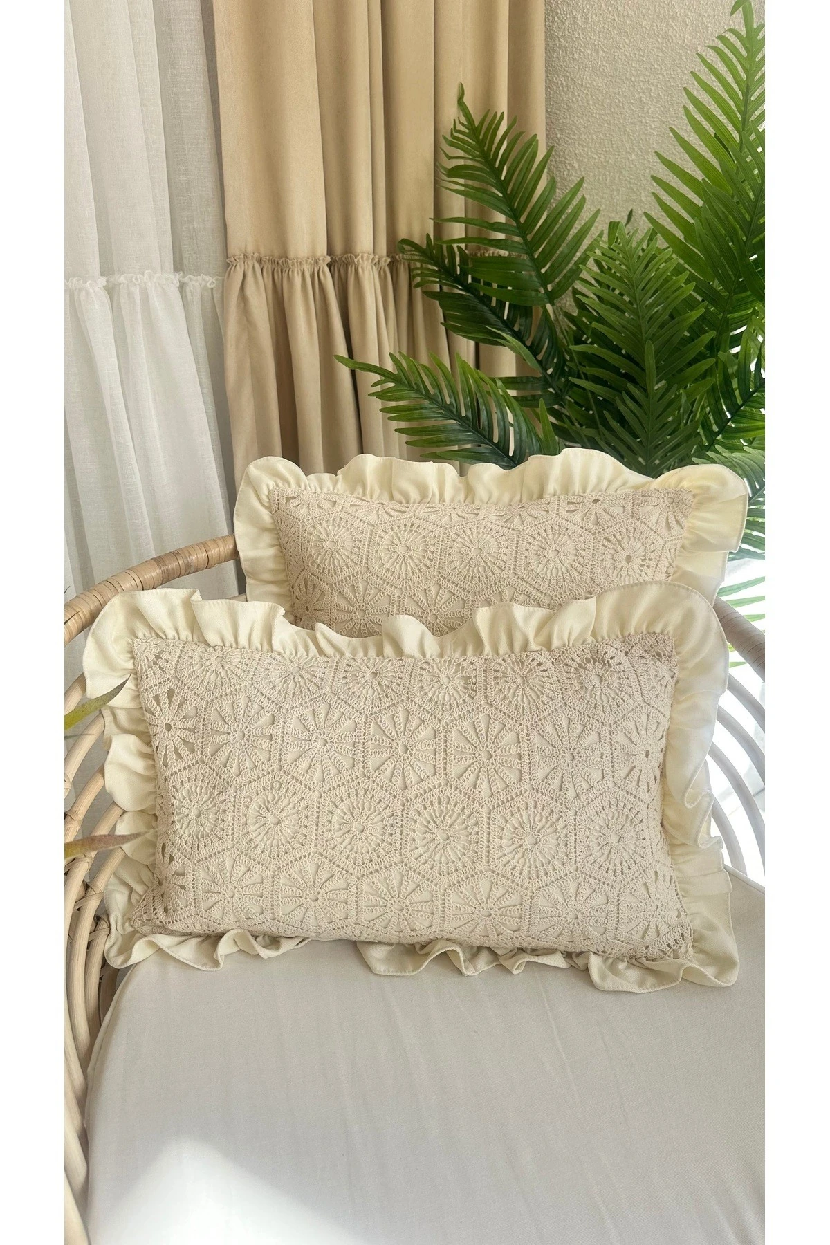 Ekru Dantel ve Fırfır Detaylı Tasarım Kırlent Kılıfı