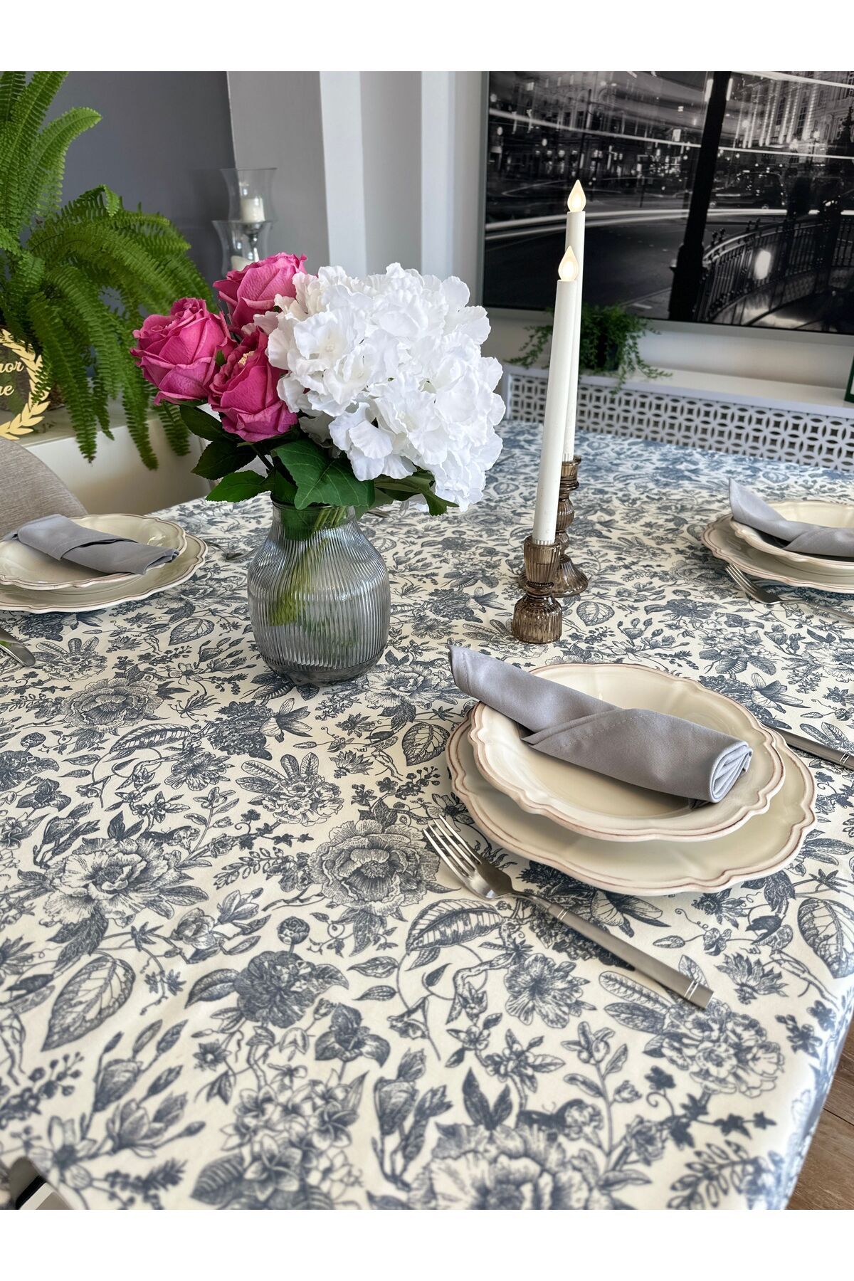 Leke Tutmaz Çiçek Desenli Kenar Bordürlü Masa Örtüsü