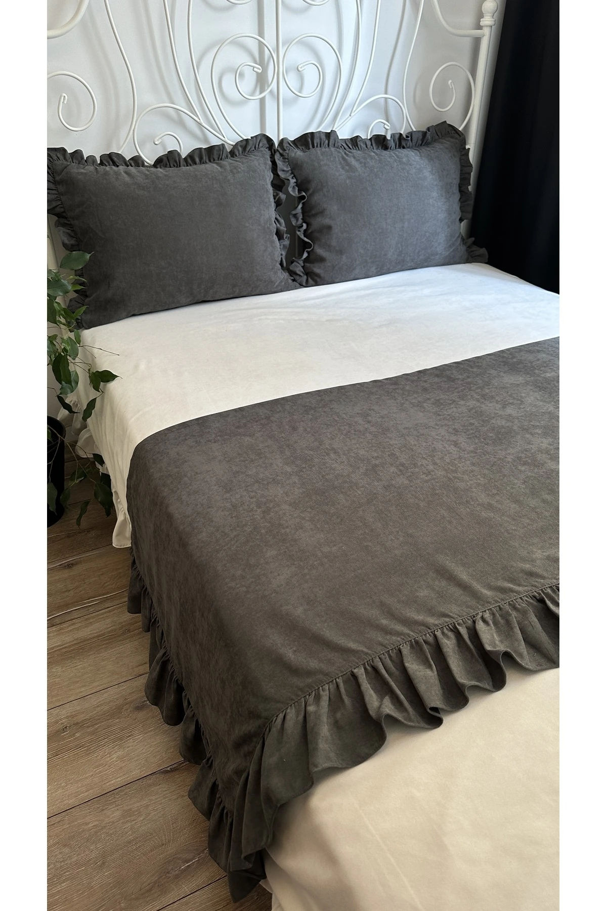 Füme Koyu Gri Fırfırlı Yatak Runner ve Kırlent Yatak Şalı Çift Kişilik 3 Parça