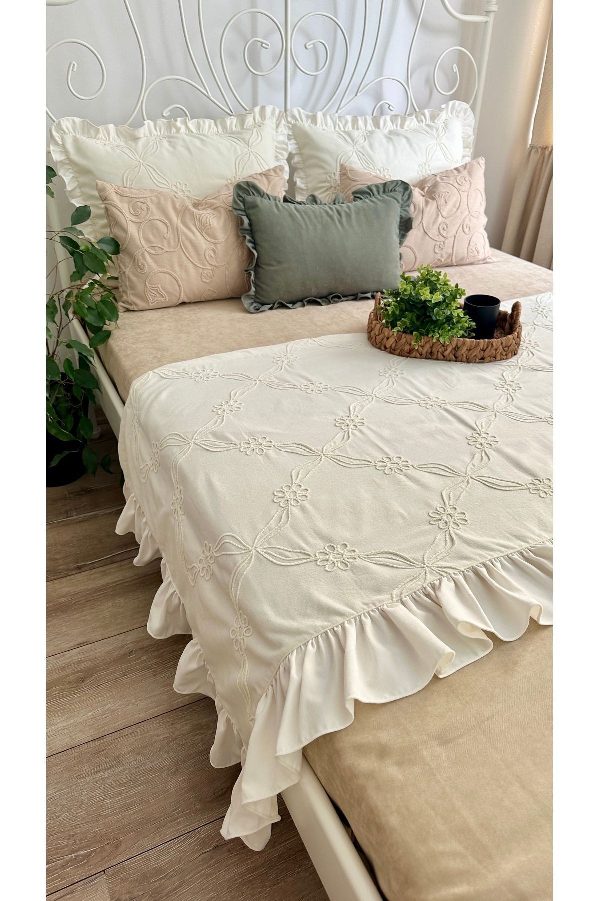 Tasarım Model Nakış İşlemeli Fırfır Detaylı Ekru Yatak Runner Set Fırfırlı Yatak Örtüsü