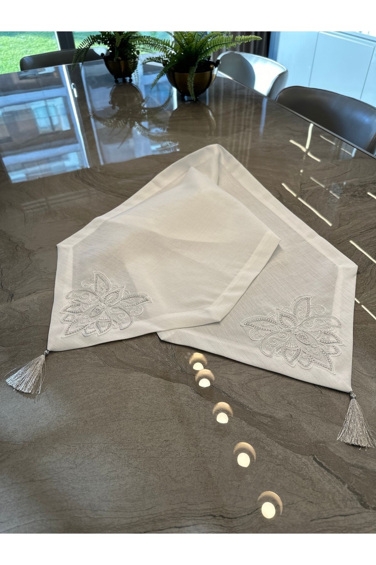 Fransız Dantelli Köşe Püsküllü Simli Runner