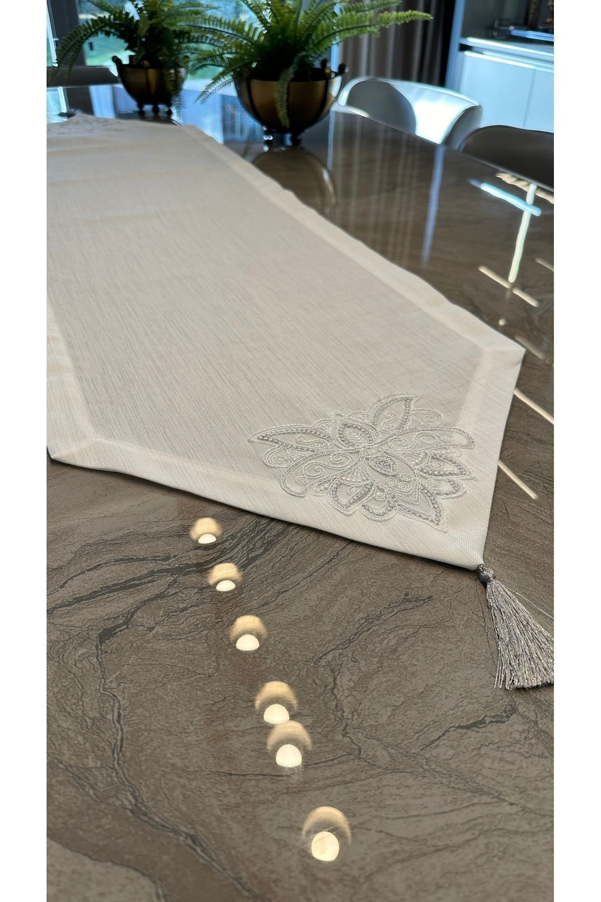 Fransız Dantelli Köşe Püsküllü Simli Runner