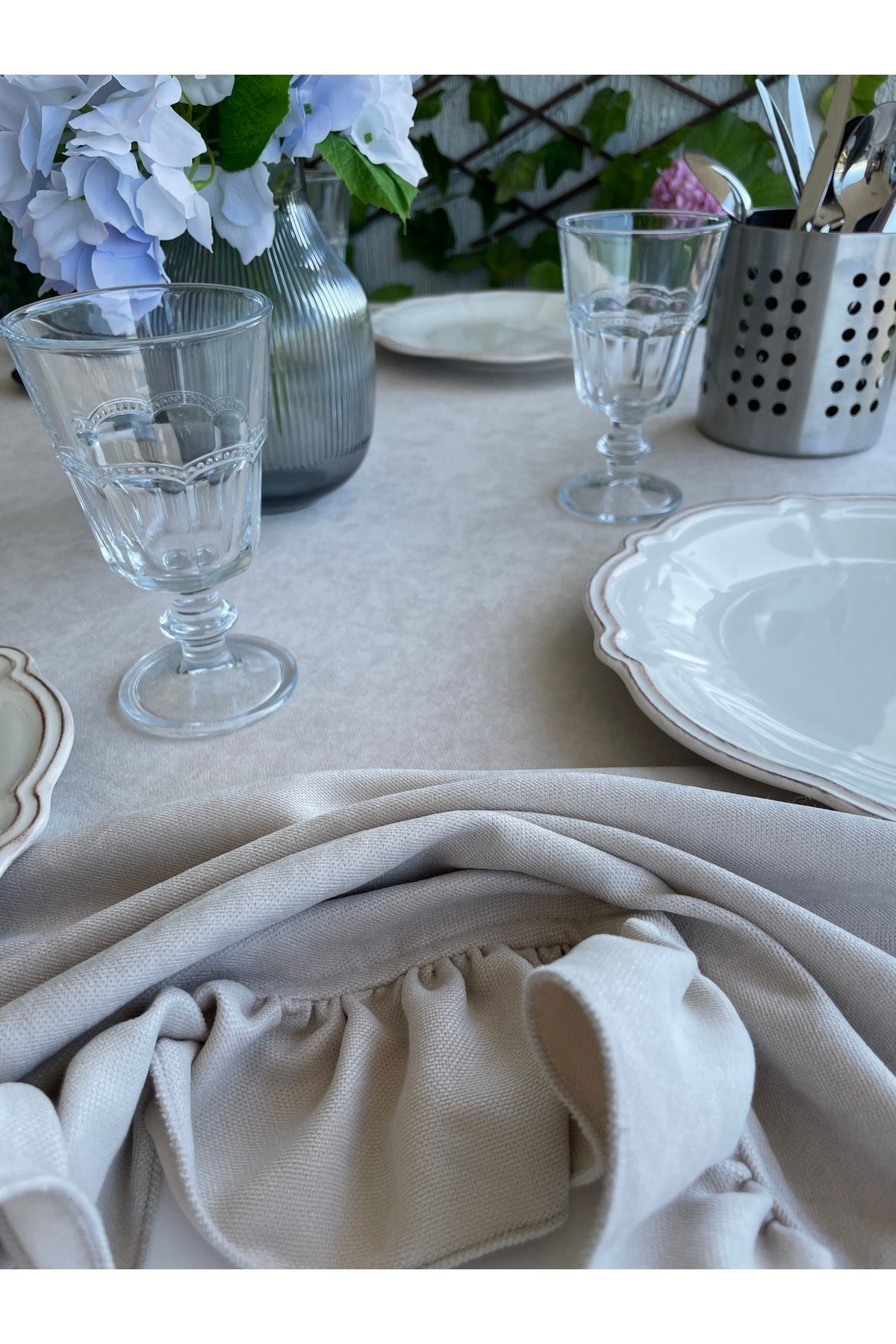 Kadife Dokulu Dertsiz Taş Rengi Fırfırlı Vintage Yuvarlak Dertsiz Masa Örtüsü