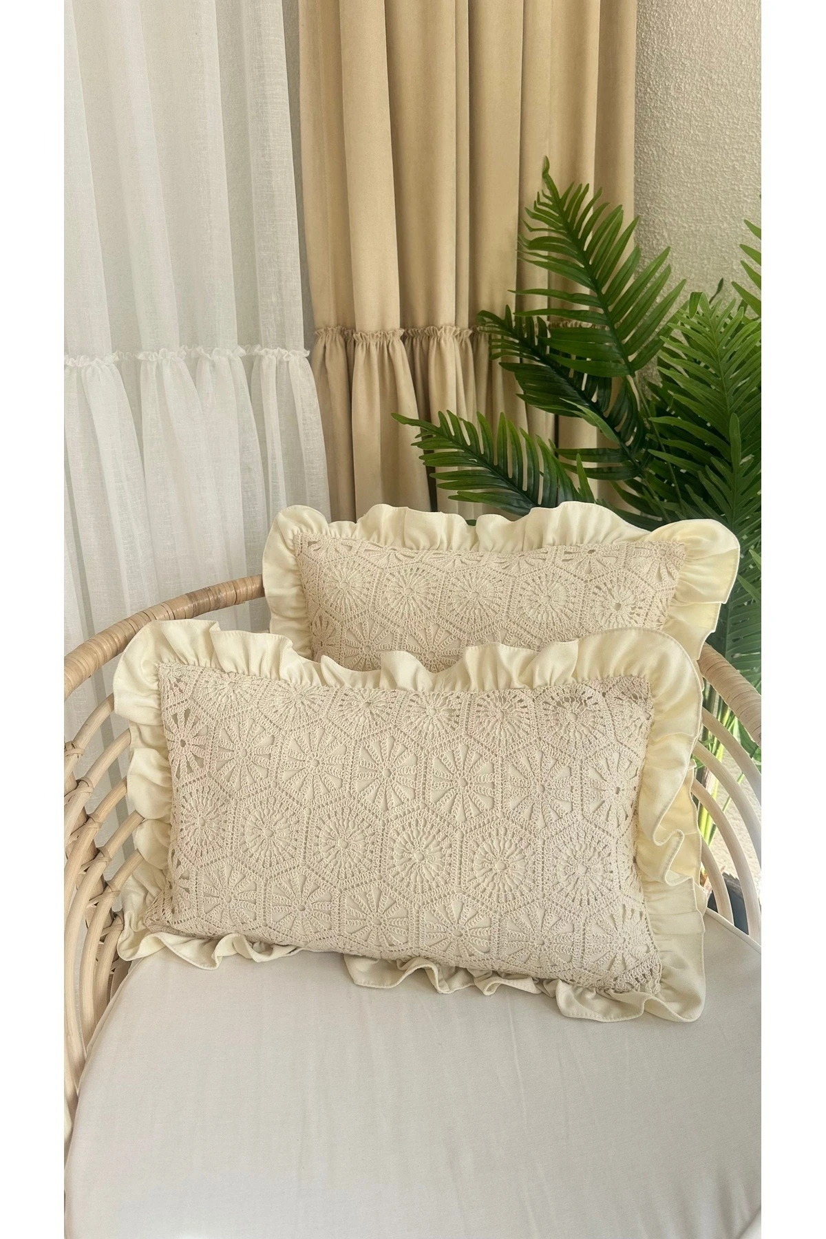 Ekru Dantel ve Fırfır Detaylı Tasarım Kırlent Kılıfı