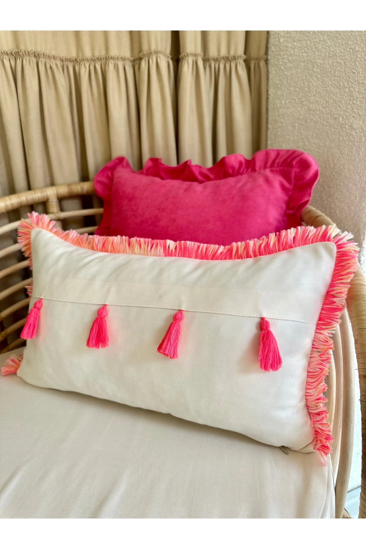Ekru Pembe Püsküllü Kırlent Kılıfı 1 adet