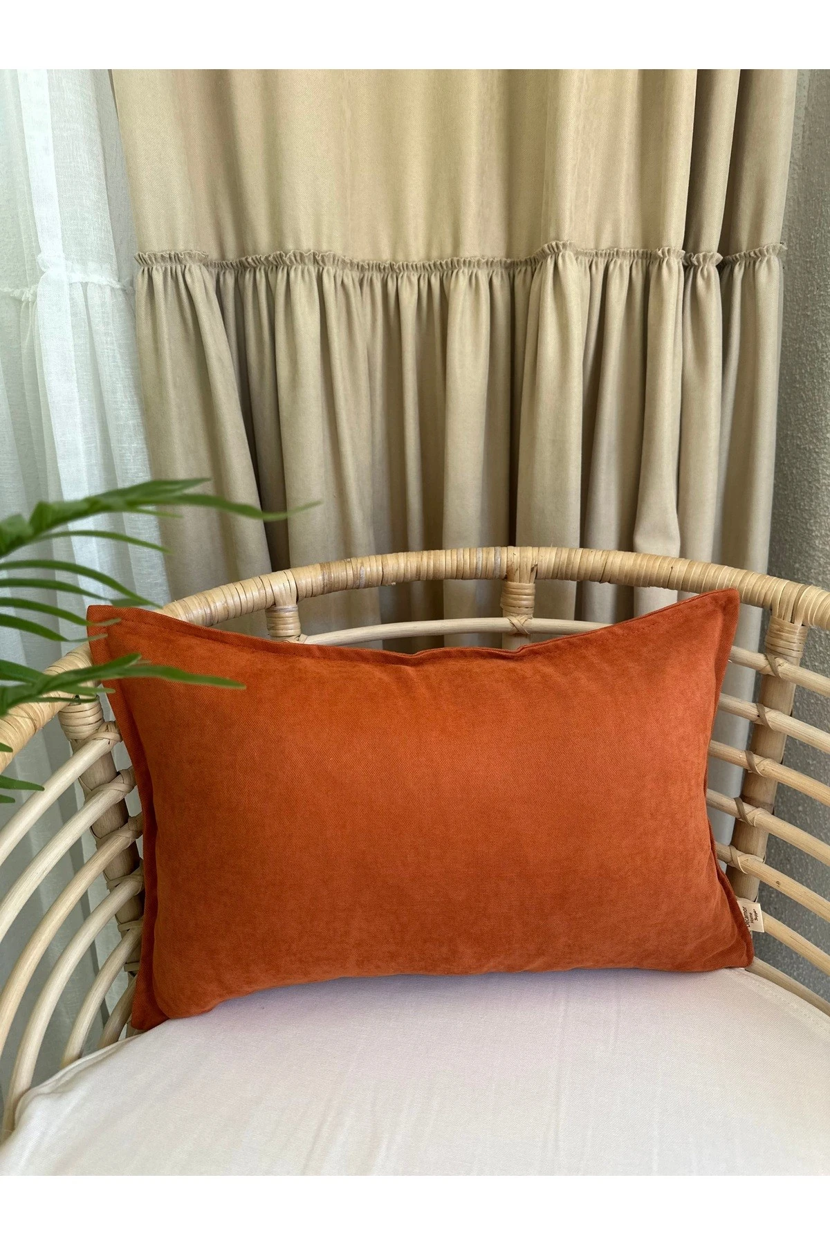 Kadife Dokulu Kiremit Rengi Tarçın Düz Kırlent Kılıfı