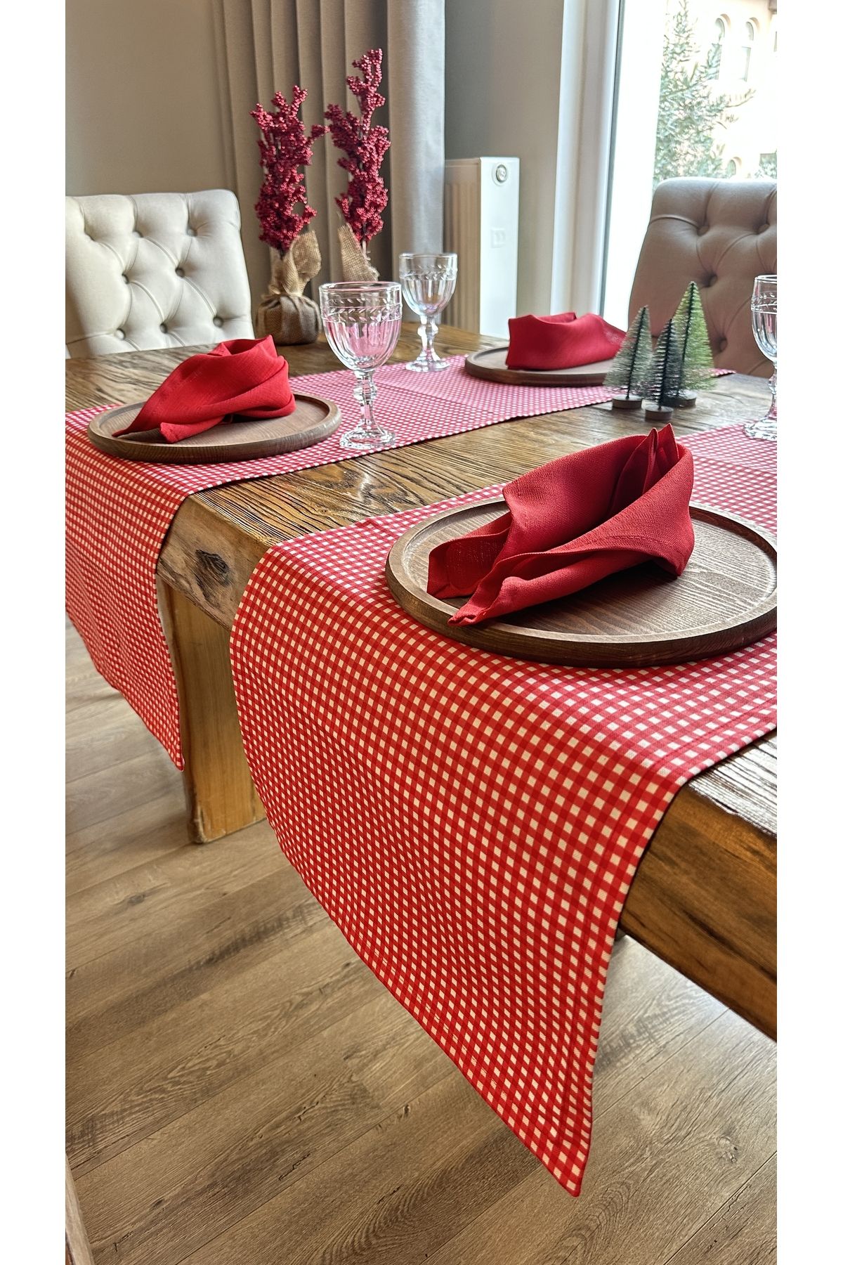 Leke Tutmaz Su Itici Özellikli Pötikare Kırmızı Düz Runner