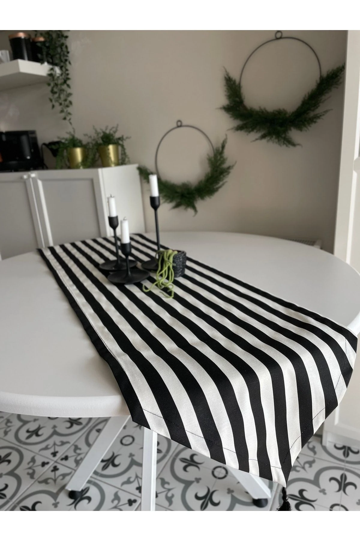 Dertsiz Püsküllü Siyah Beyaz Runner