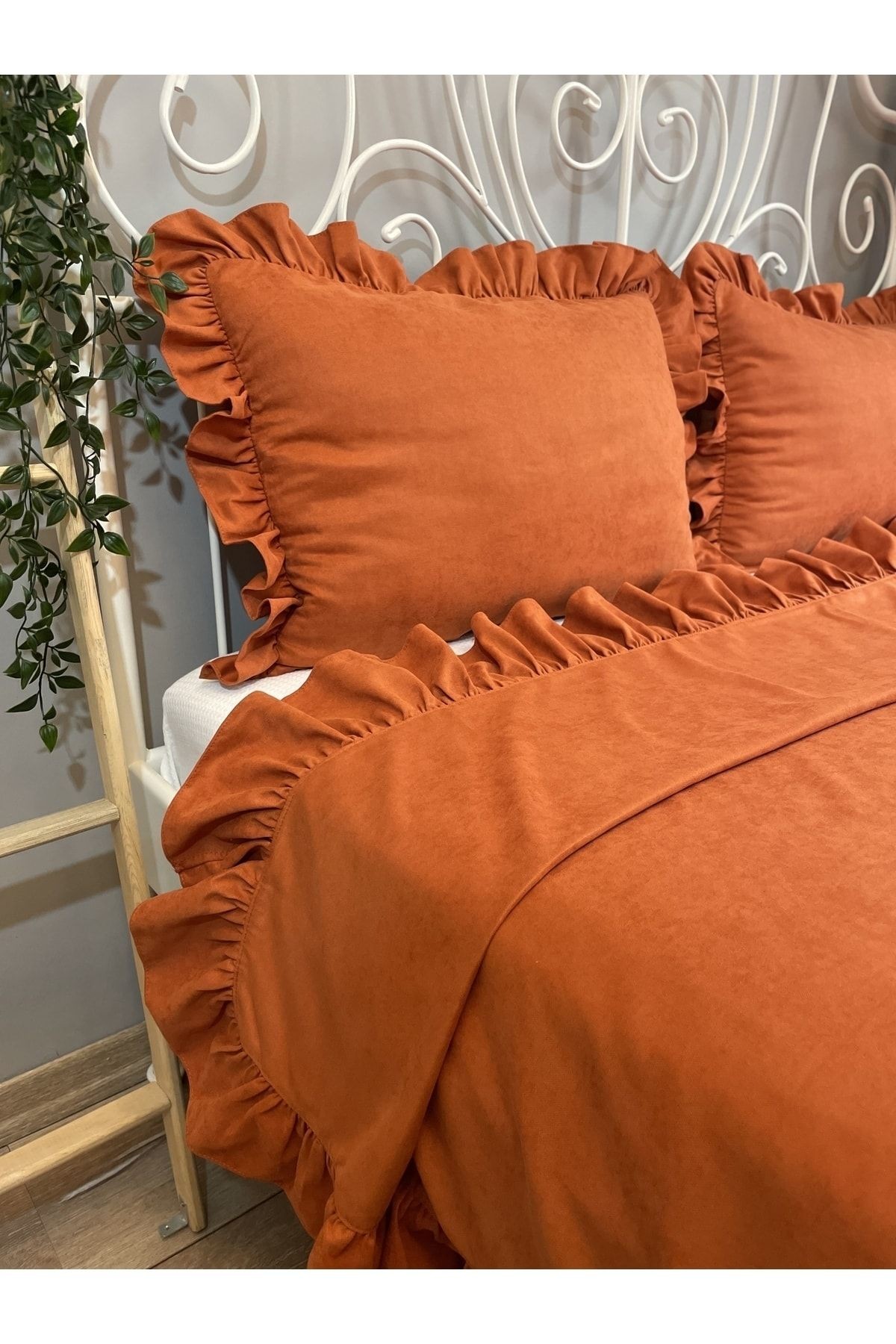 Kiremit Rengi Fırfırlı Yatak Örtüsü Set Çift Kişilik