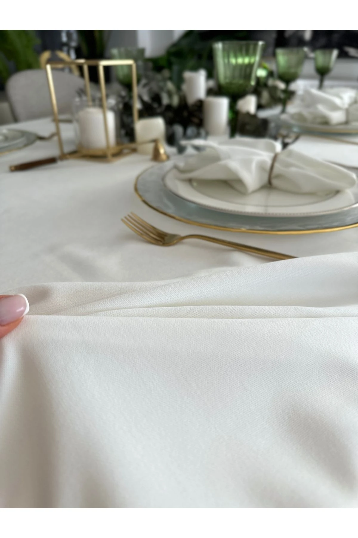 Kadife Dokulu Dertsiz Beyaz Masa Örtüsü