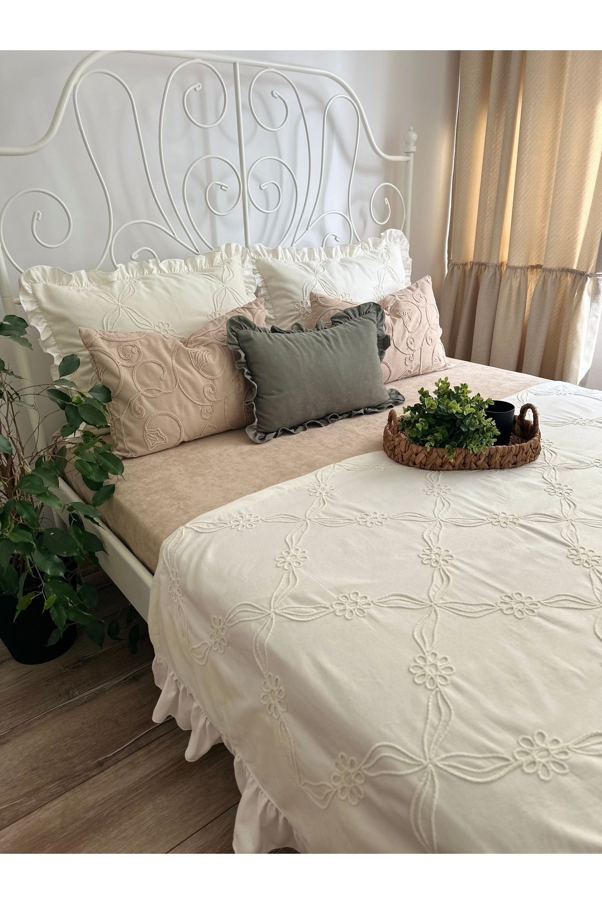 Tasarım Model Nakış İşlemeli Fırfır Detaylı Ekru Yatak Runner Set Fırfırlı Yatak Örtüsü