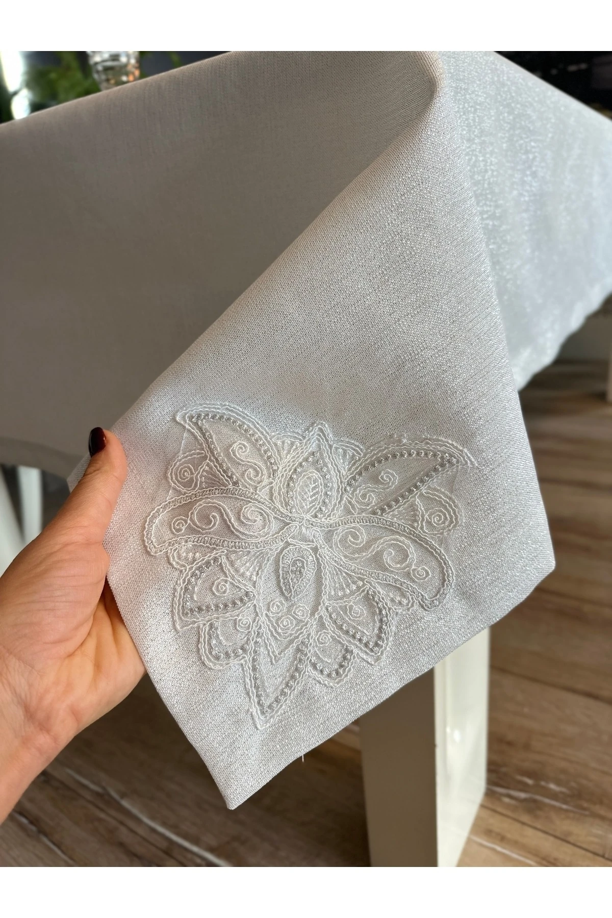 Keten Dokulu Simli Köşe Fransız Dantelli Masa Örtüsü