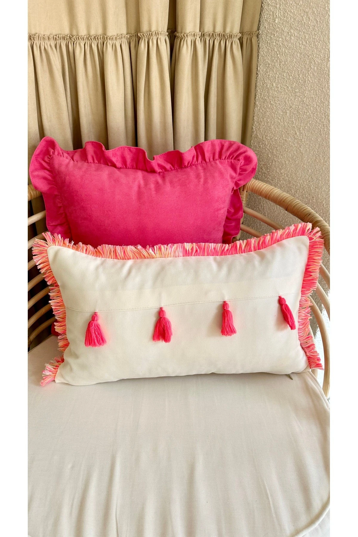 Ekru Pembe Püsküllü Kırlent Kılıfı 1 adet