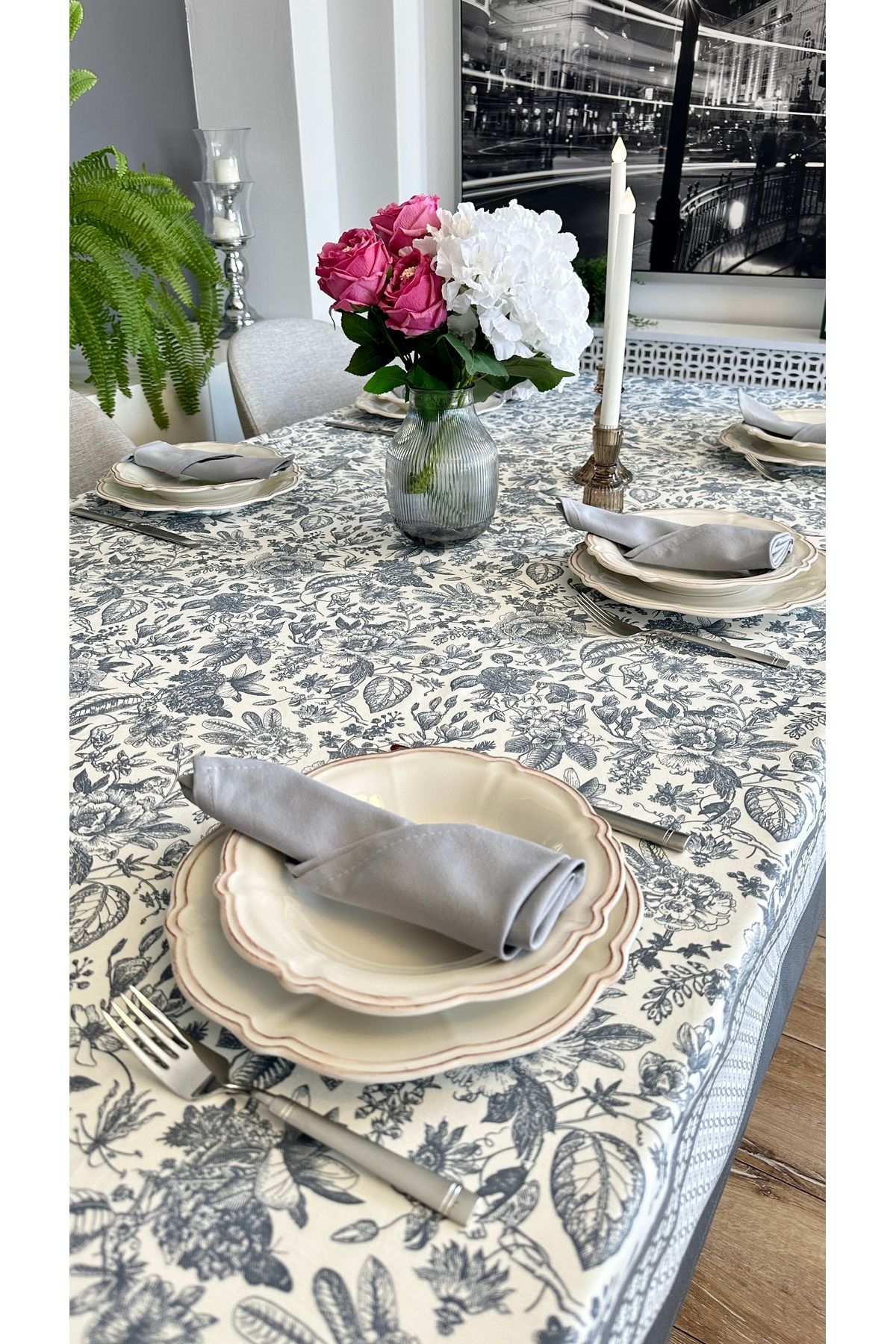 Leke Tutmaz Çiçek Desenli Kenar Bordürlü Masa Örtüsü