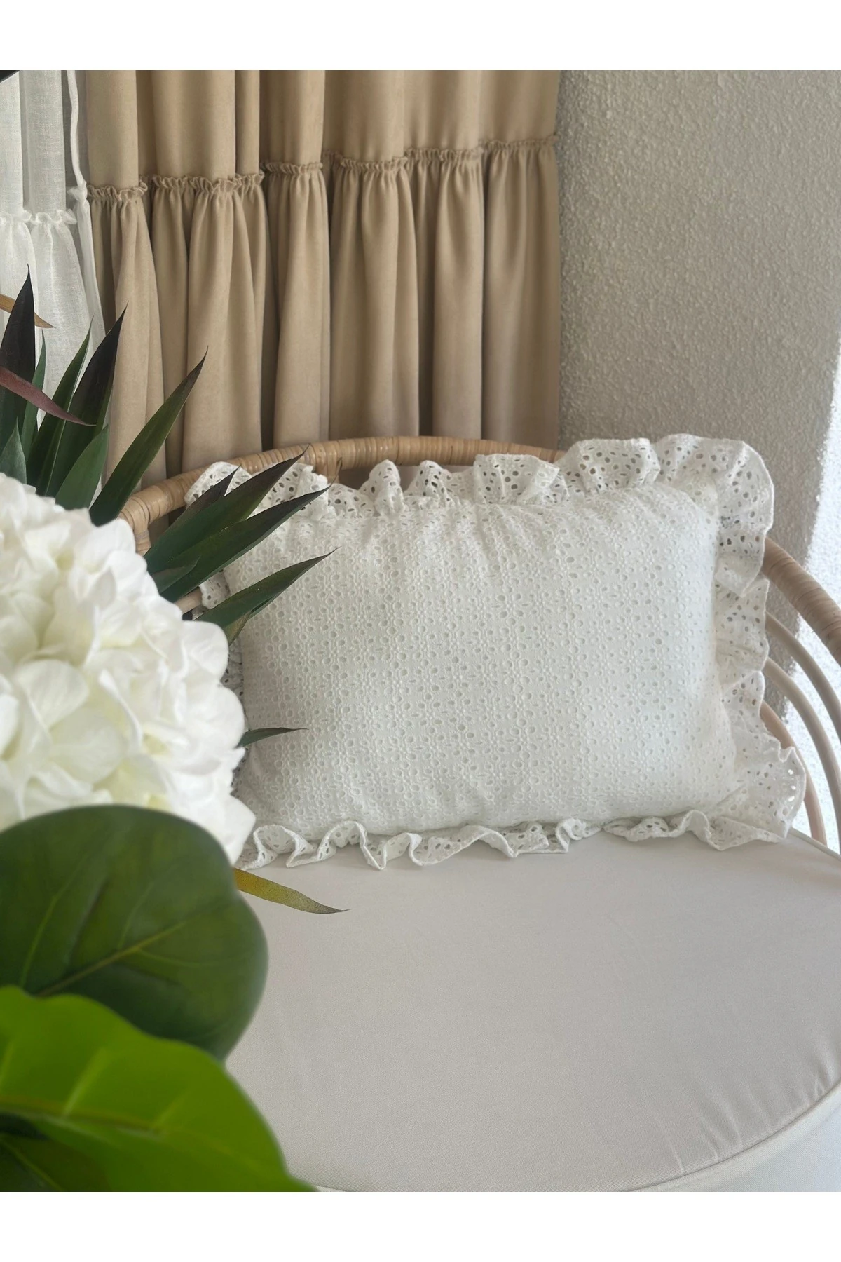 Beyaz Fisto Fırfırlı Kırlent Kılıfı