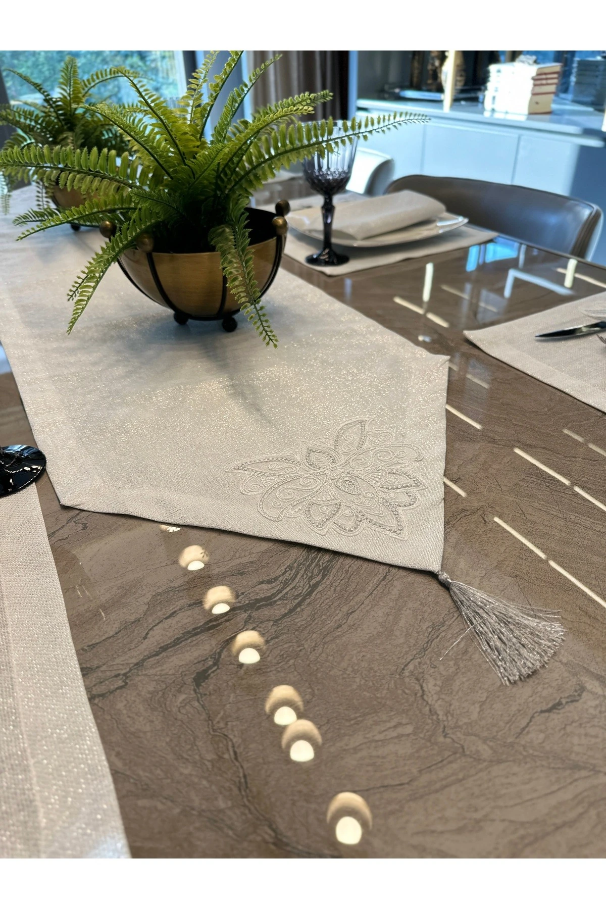 17 Parça 8 KİŞİLİK Fransız Dantelli Köşe Püsküllü Simli Amerikan Servis Runner Peçete Set