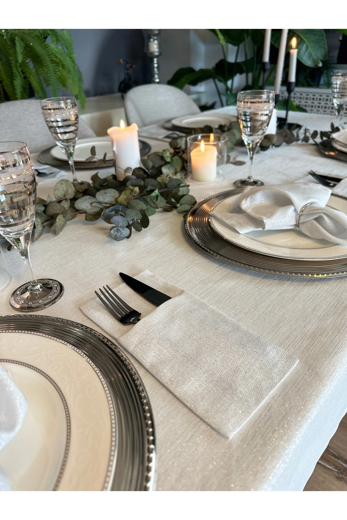 Keten Dokulu Simli Köşe Fransız Dantelli Masa Örtüsü