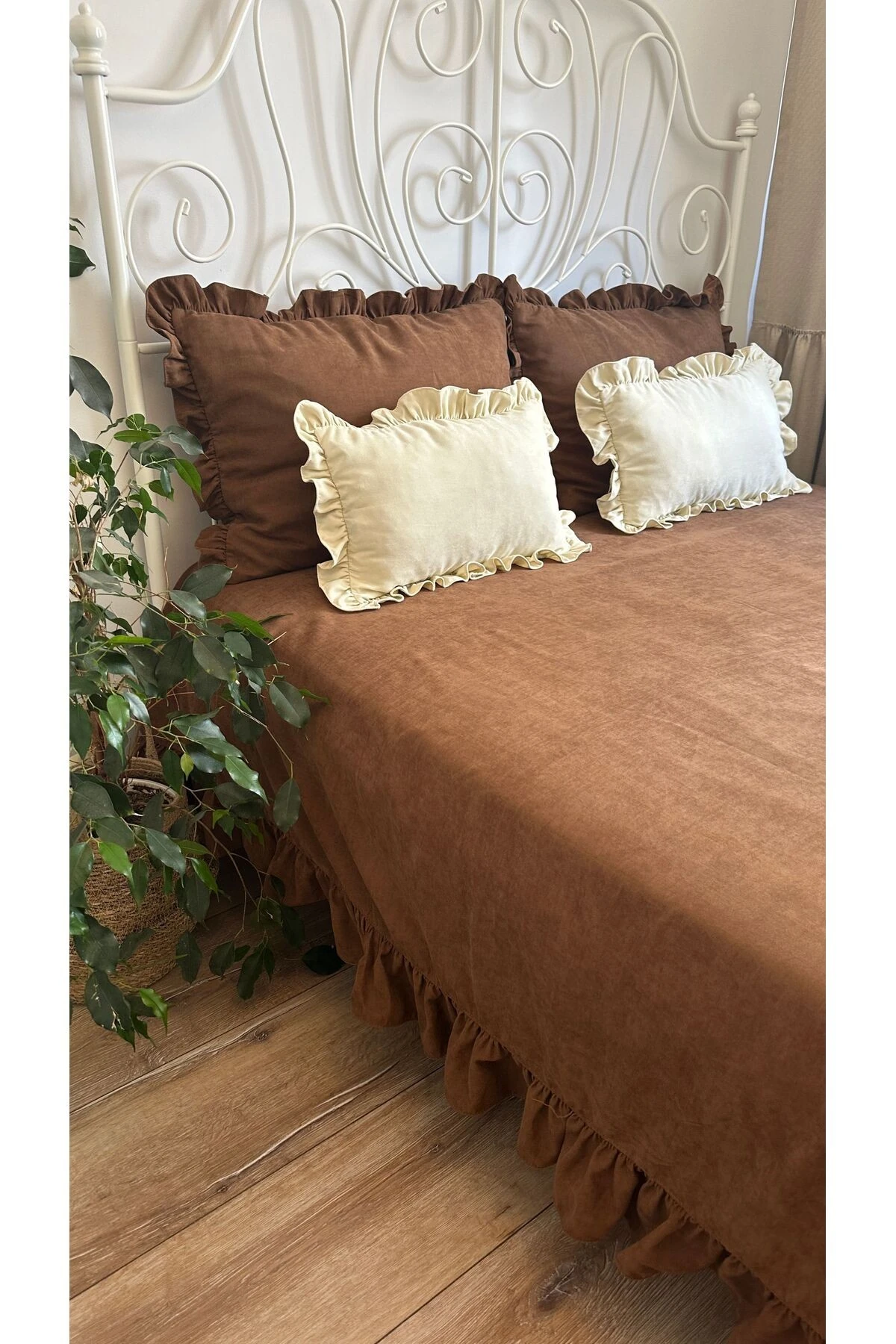 Vintage Adaçayı Yeşili Fırfırlı Yatak Örtüsü Çift Kişilik 3 Parça - Kahverengi