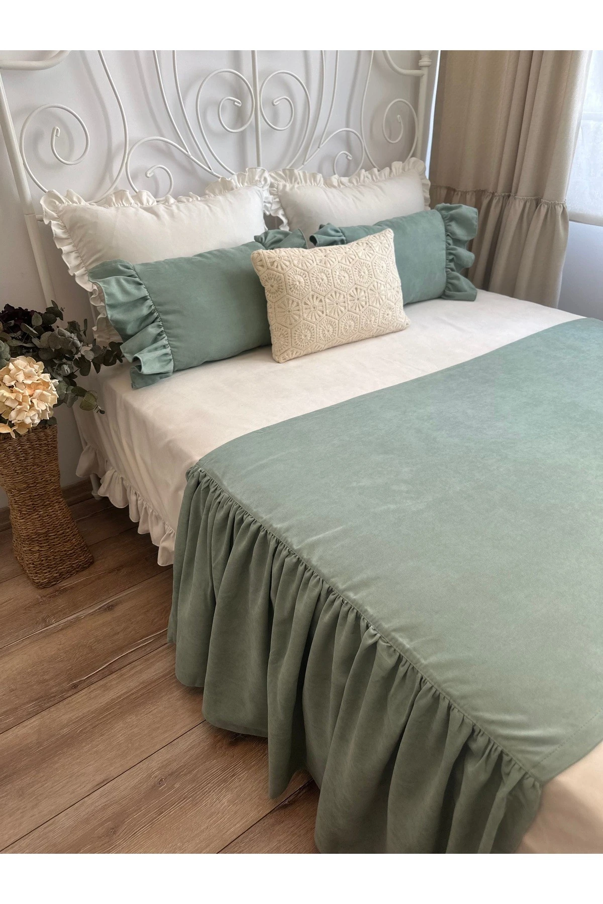 Adaçayı Yeşili Fırfırlı Yatak Runner ve İç Dolgulu Kırlent Seti Çift Kişilik 3 Parça