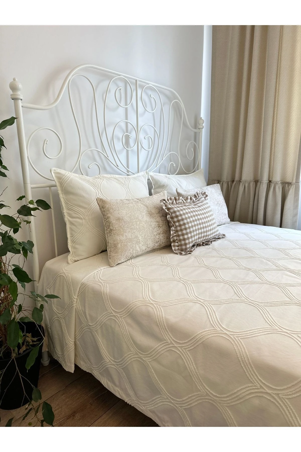 Nakışlı Yatak Örtüsü Pike Takımı Çift Kişilik