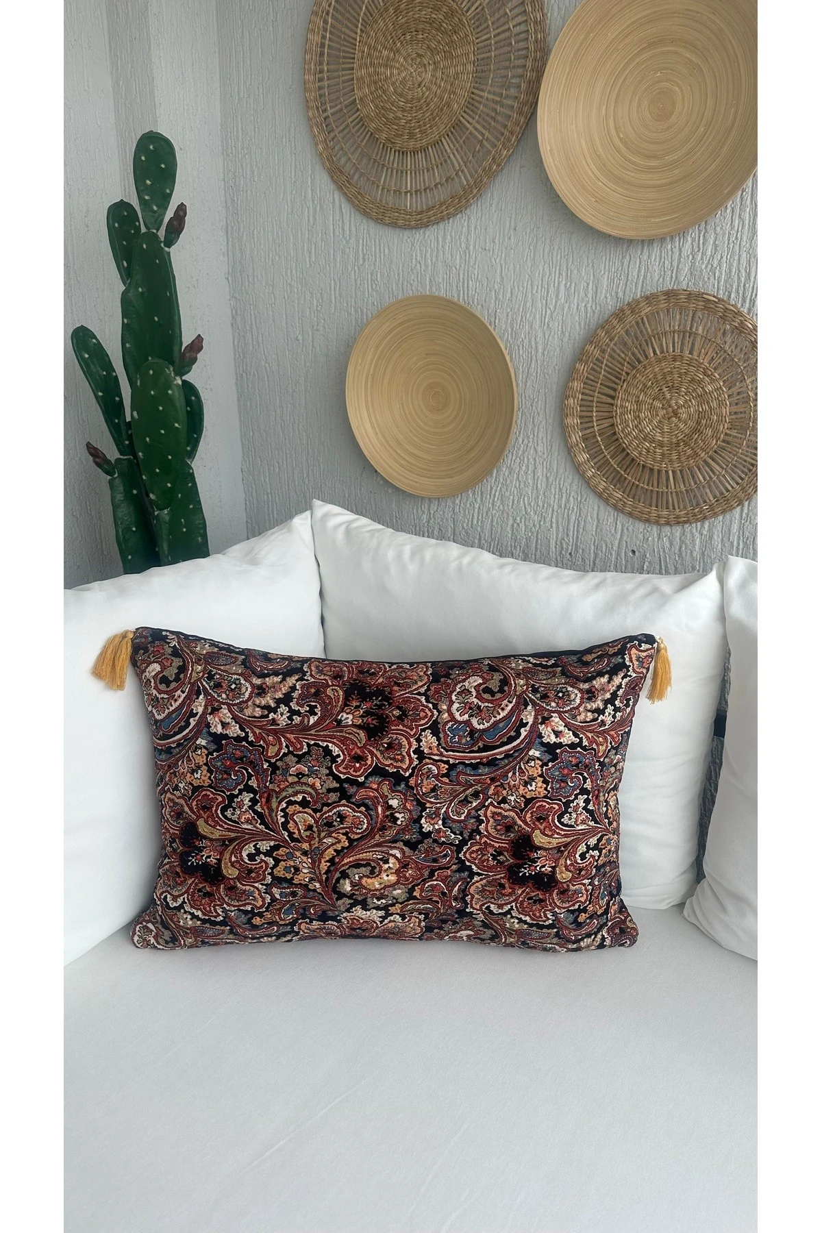 Dokuma Kumaş Siyah Renkli Çiçek Nakışlı Püsküllü Etnik Desen Kırlent Kılıfı