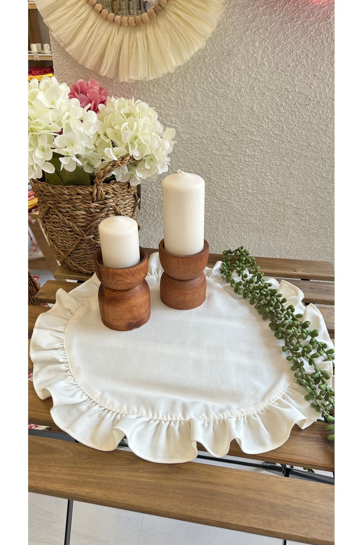 Leke Tutmaz Keten Yuvarlak Fırfırlı Dekoratif Örtü 60 x 60